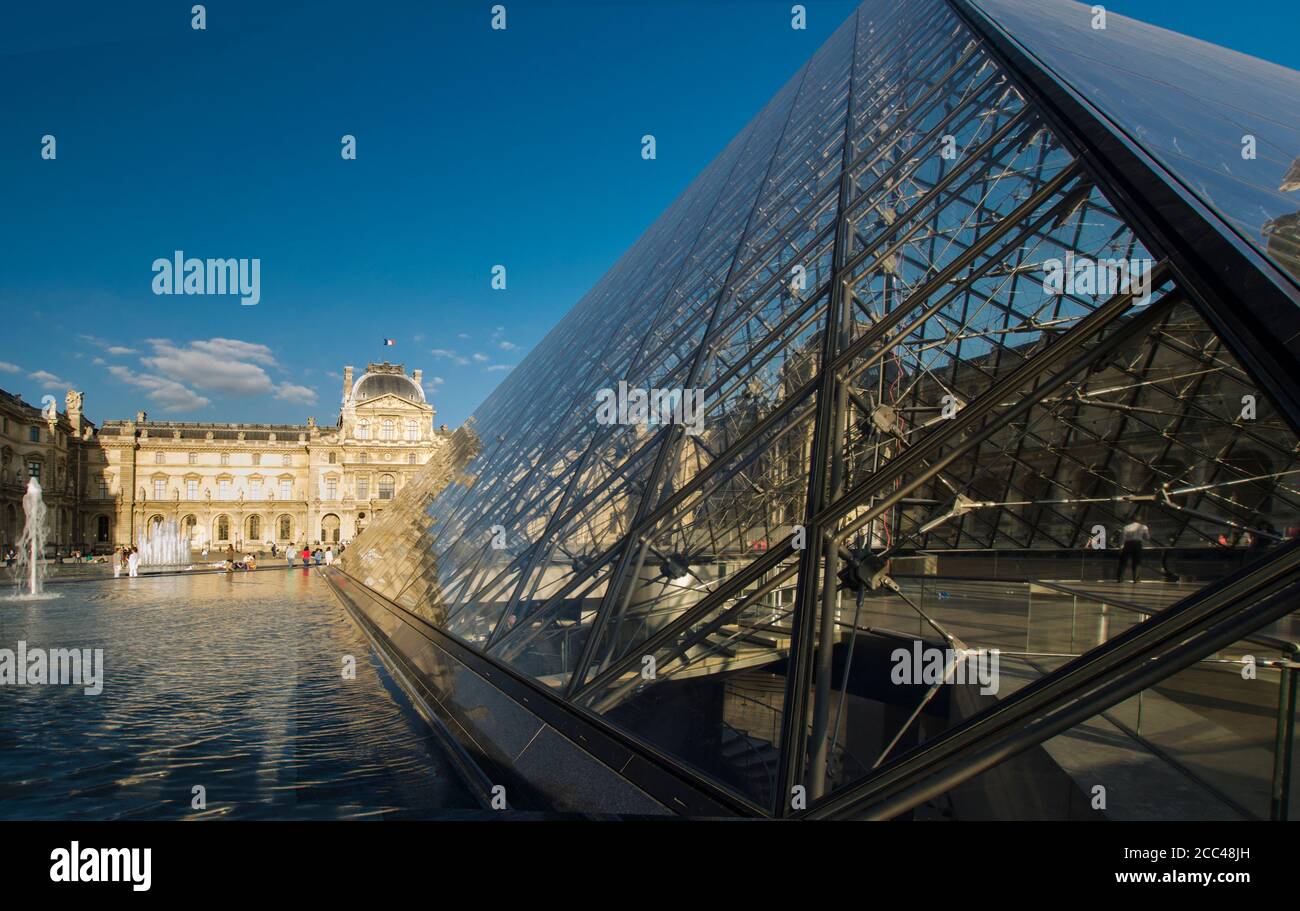 Lucarne. Pavillon Sully. Le Musée du Louvre est l'un des plus grands et des plus populaires musées d'art au monde. Le musée est loc Banque D'Images