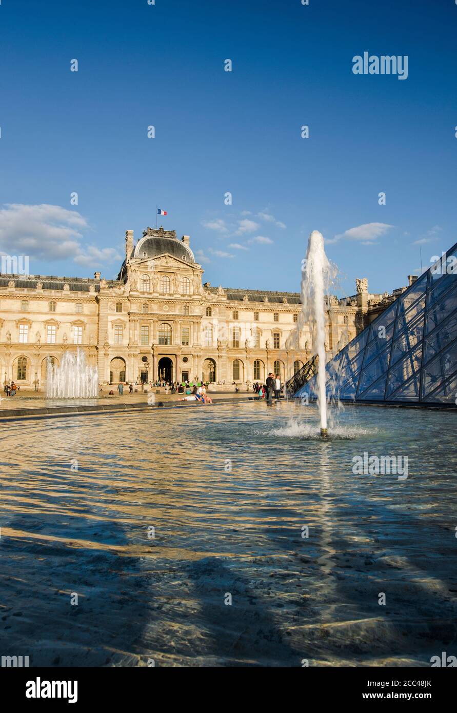 Lucarne. Pavillon Sully. Le Musée du Louvre est l'un des plus grands et des plus populaires musées d'art au monde. Le musée est loc Banque D'Images