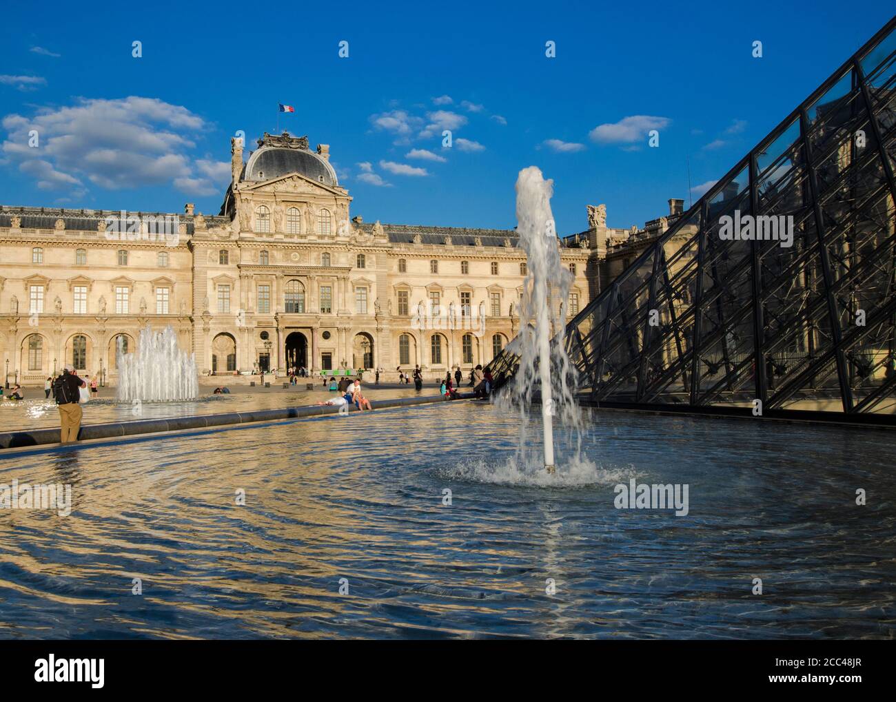 Lucarne. Pavillon Sully. Le Musée du Louvre est l'un des plus grands et des plus populaires musées d'art au monde. Le musée est loc Banque D'Images