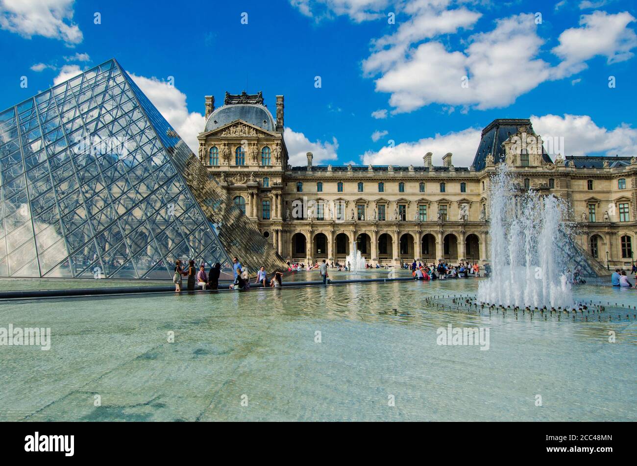 Lucarne. Le Pavillon Richelieu (à gauche) et le Pavillon Colbert le Musée du Louvre (en français : le Musée du Louvre) est l'un des musées d'art les plus grands et les plus populaires Banque D'Images