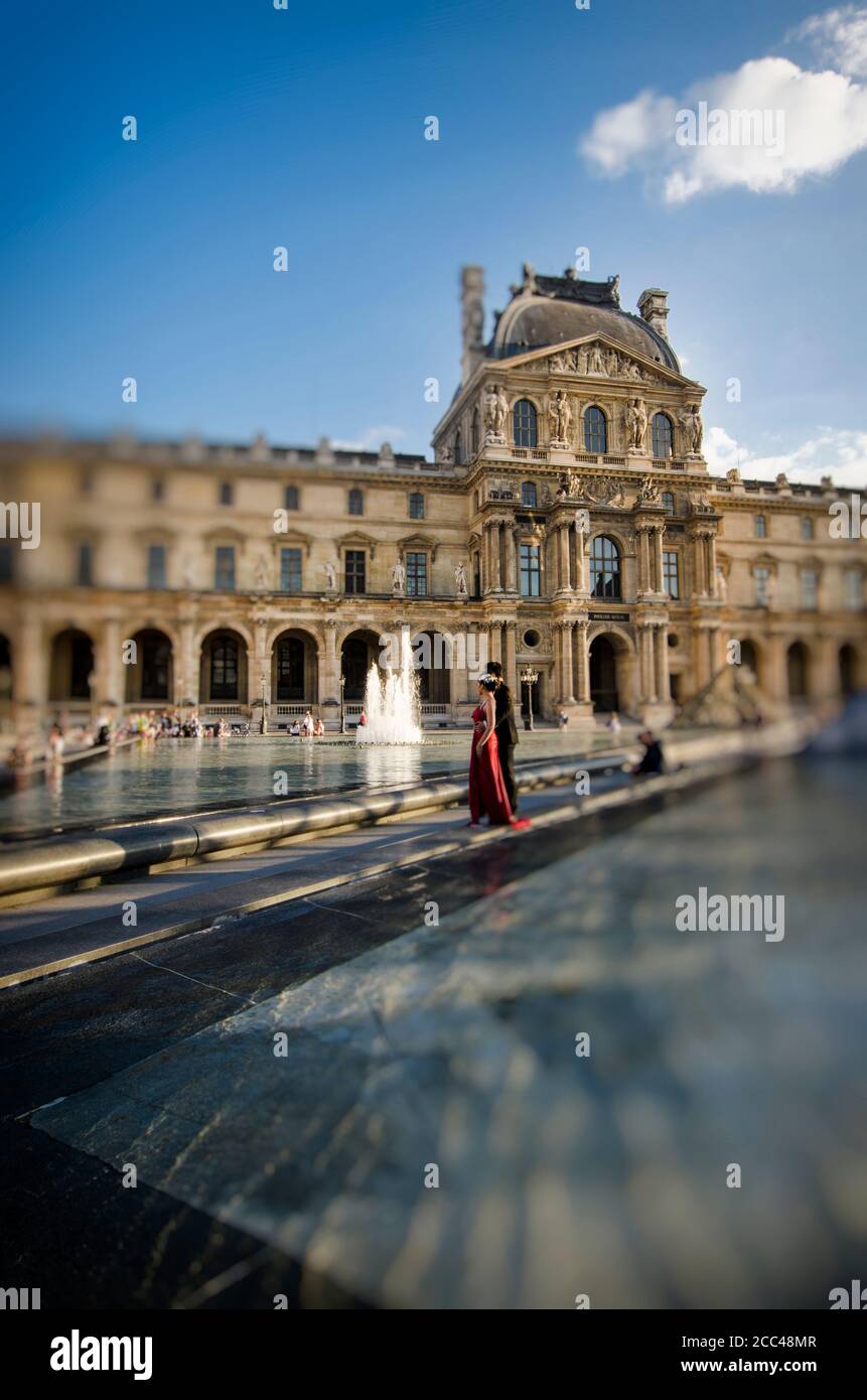 Lucarne. Pavillon Denon. Le Musée du Louvre est l'un des plus grands et des plus populaires musées d'art au monde. Le musée est loc Banque D'Images