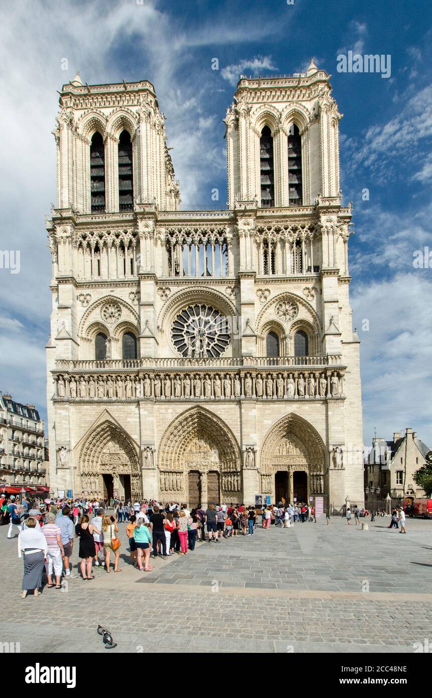 Notre-Dame de Paris (« notre-Dame de Paris »), appelée simplement notre-Dame, est une cathédrale catholique médiévale sur l'Île de la Cité dans le 4ème arrondi Banque D'Images Notre-Dame de Paris (« notre-Dame de Paris »), appelée simplement notre-Dame, est une cathédrale catholique médiévale sur l'Île de la Cité dans le 4ème arrondi Banque D'Images