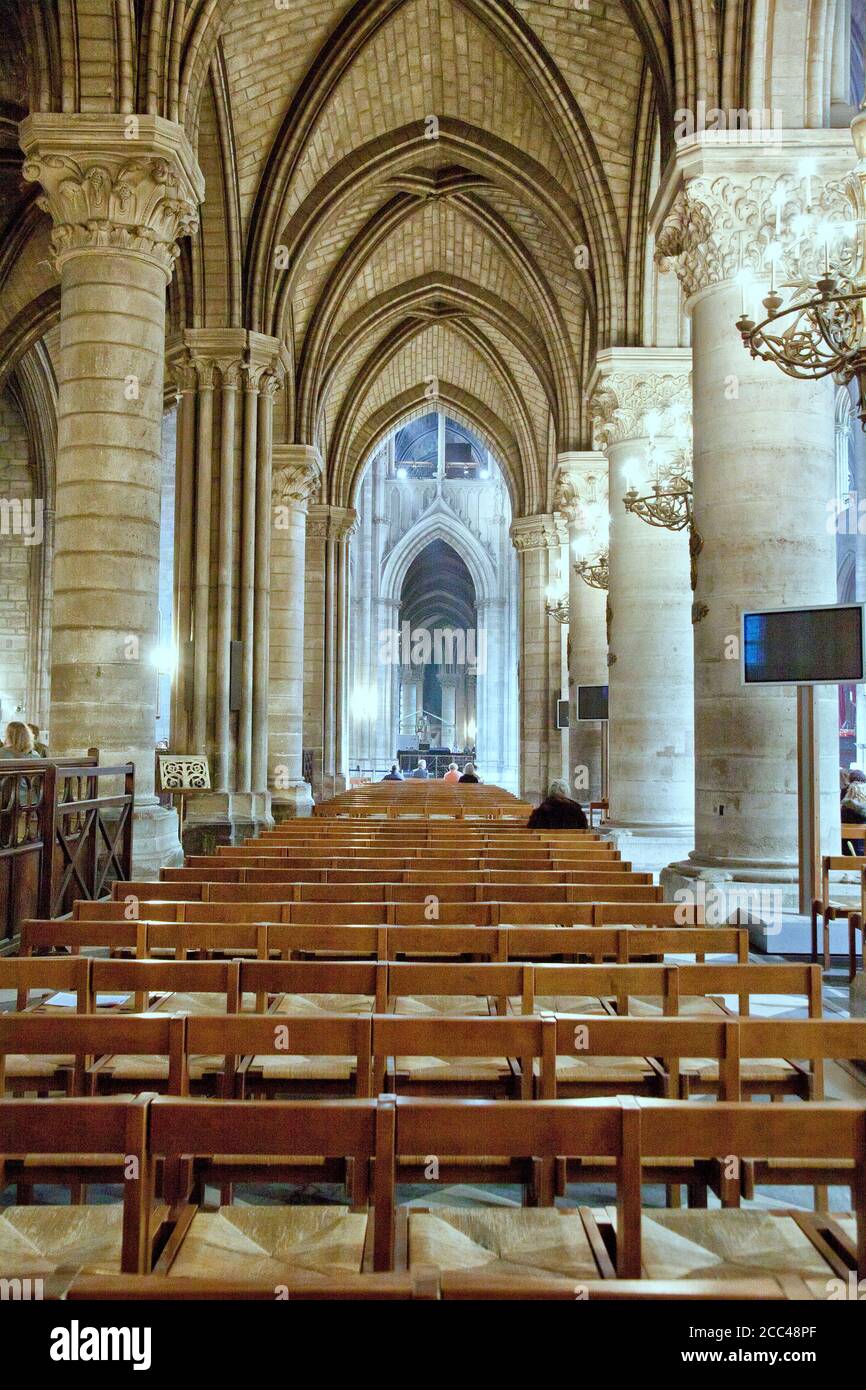 Intérieur de notre-Dame de Paris. Notre-Dame de Paris (« notre-Dame de Paris »), appelée simplement notre-Dame, est une cathédrale catholique médiévale sur le Banque D'Images