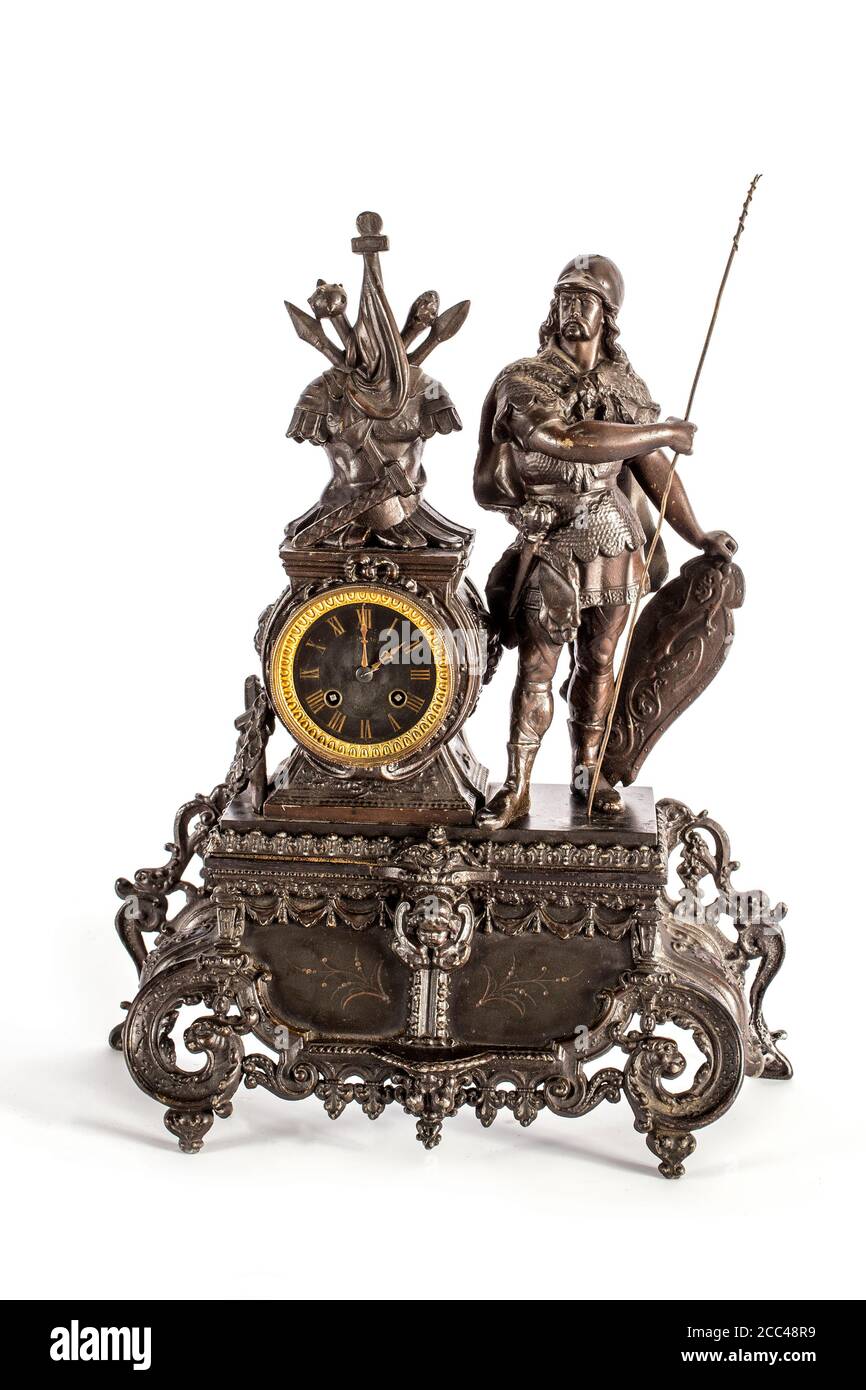 Studio photo de bronze antique horloge de manteau sur fond blanc. France. 19e siècle Banque D'Images