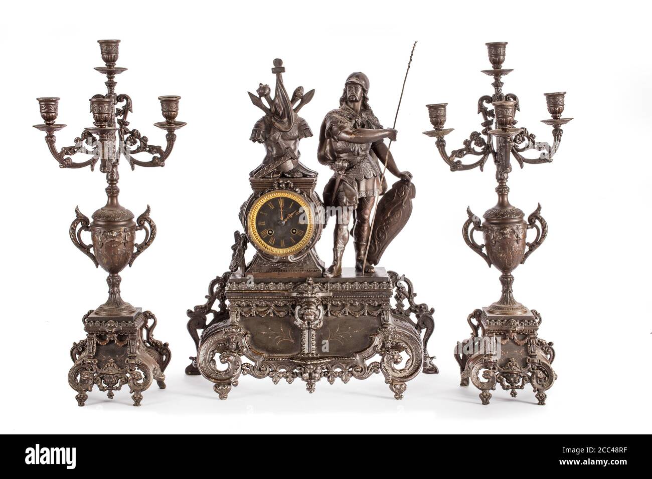 Studio photo de l'horloge antique en bronze et de deux chandeliers sur fond blanc. Europe de l'Ouest. 19e siècle Banque D'Images