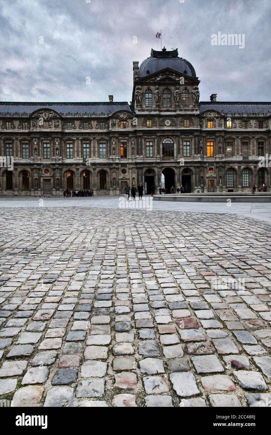 Lucarne. La Cour carrée du 'Vieux Louvre'. Le Musée du Louvre est l'un des plus grands et des plus populaires musées d'art de l'OWO Banque D'Images
