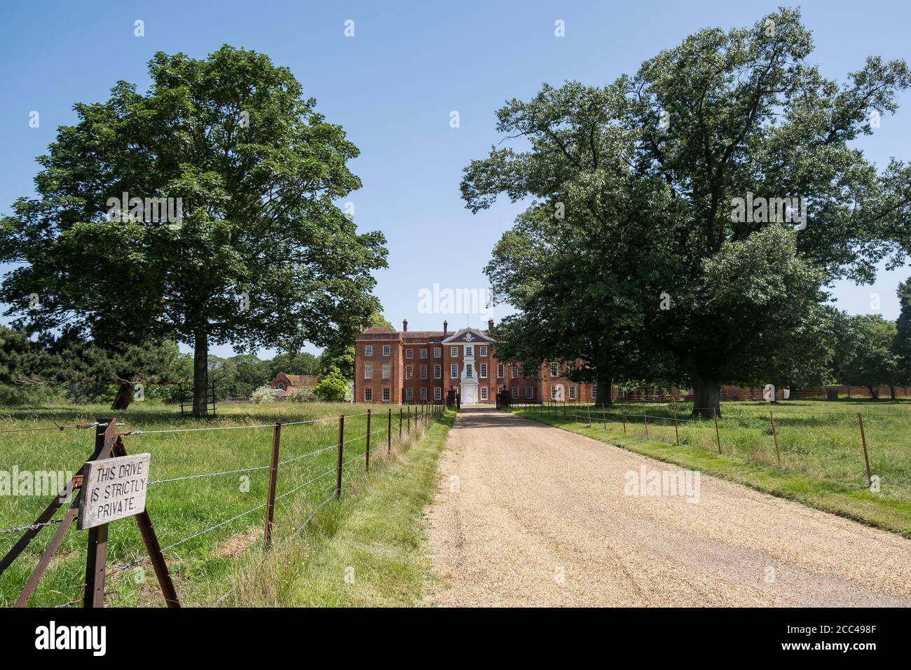 Route de gravier menant à Langleys manoir dans Great Waltham, Essex, Angleterre Banque D'Images