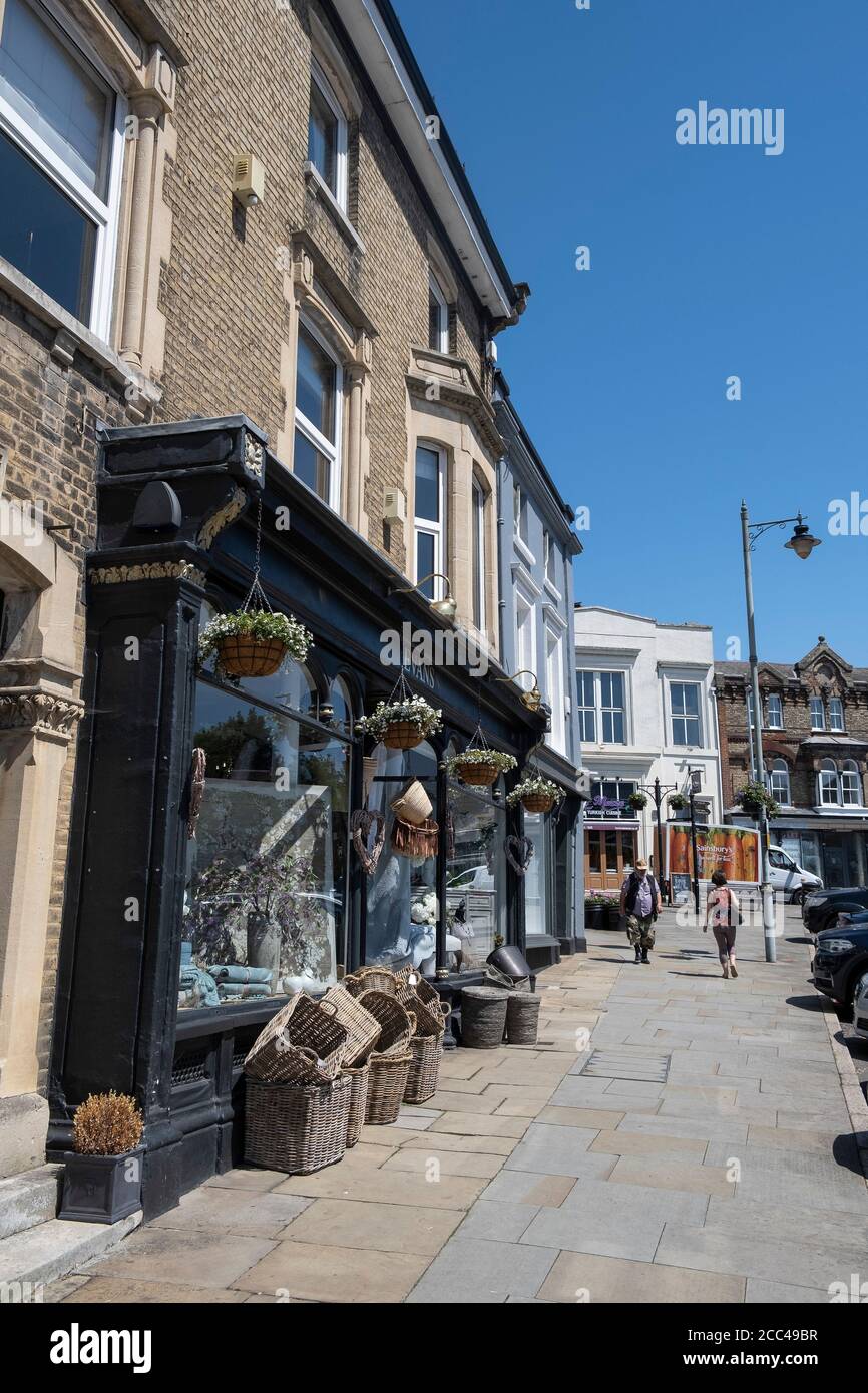 Magasins dans le centre-ville de Halstead, Essex, Angleterre, Royaume-Uni. Banque D'Images