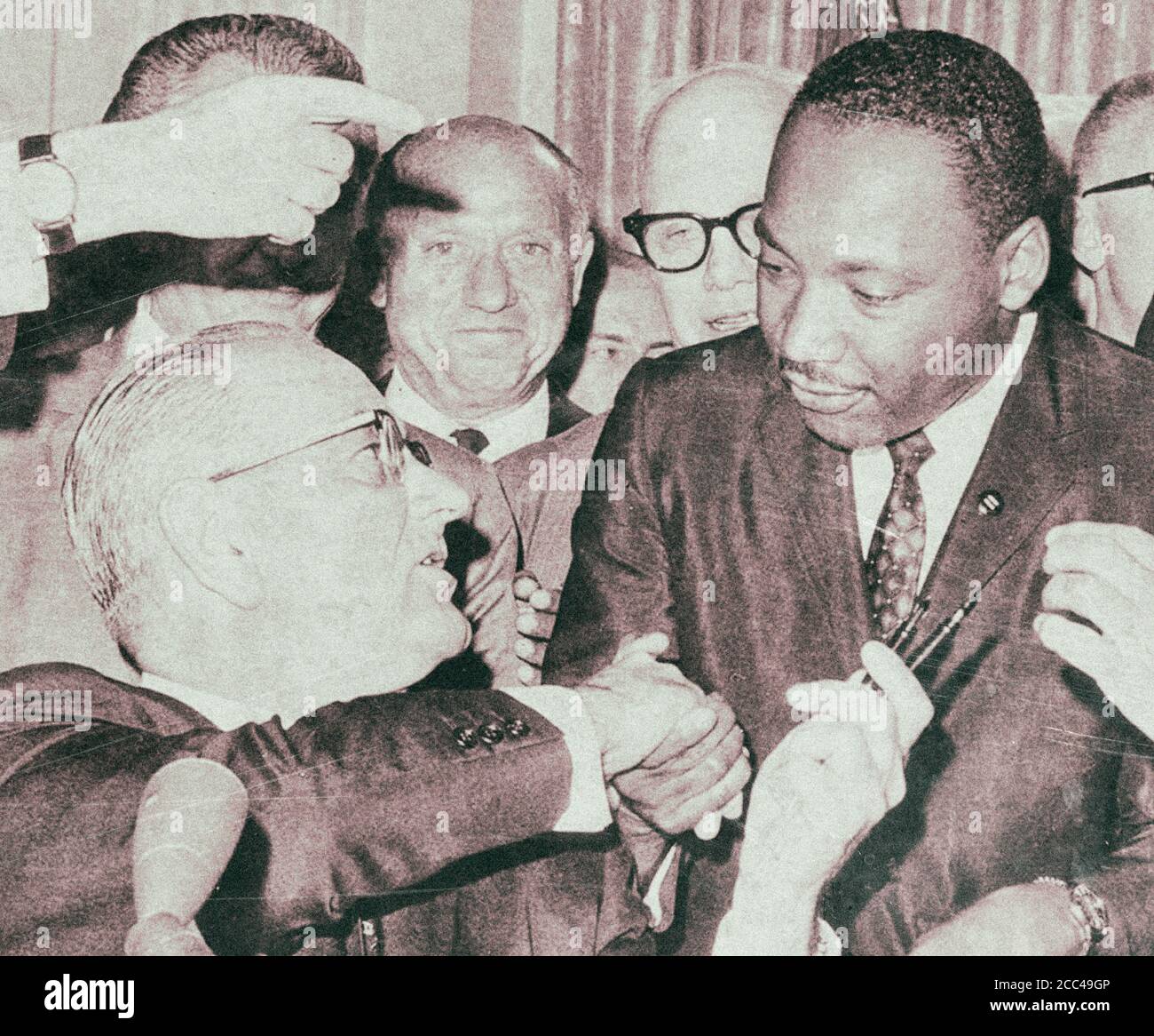 Le président Lyndon Johnson se serre la main avec le révérend Martin Luther King, Jr., le 3 juillet 1964 à Washington, district de Columbia, après lui avoir remis un Banque D'Images