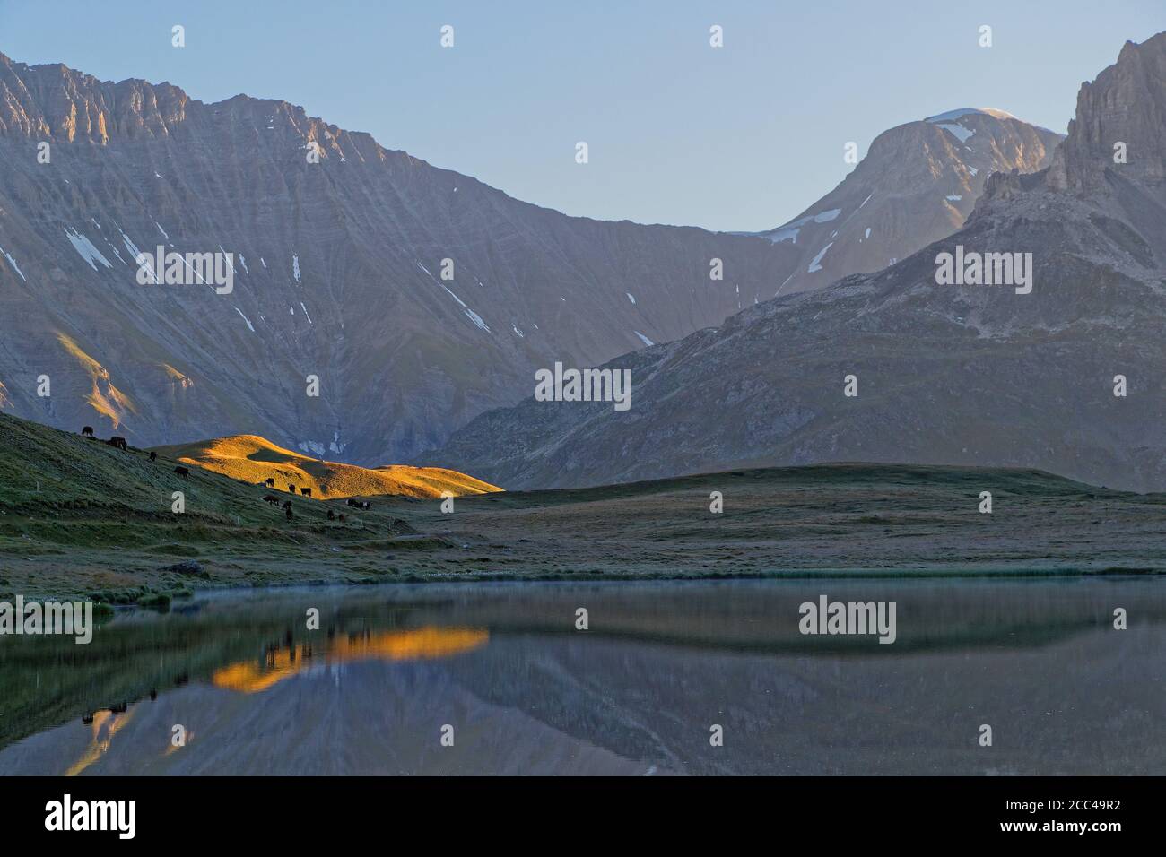 Le soleil s'élève sur les montagnes du Parc de la Vanoise Banque D'Images
