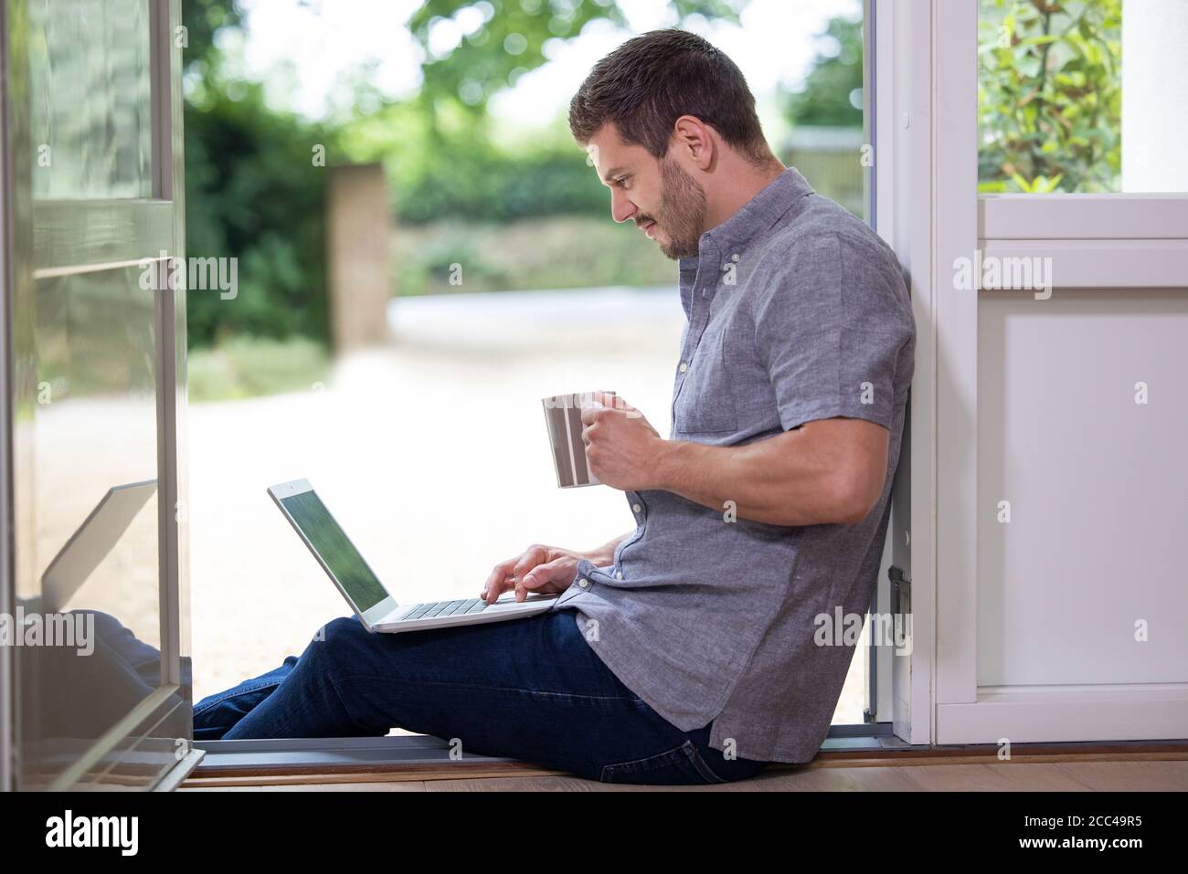 Homme d'affaires travaillant à la maison sur un ordinateur portable pendant une pandémie de verrouillage Banque D'Images