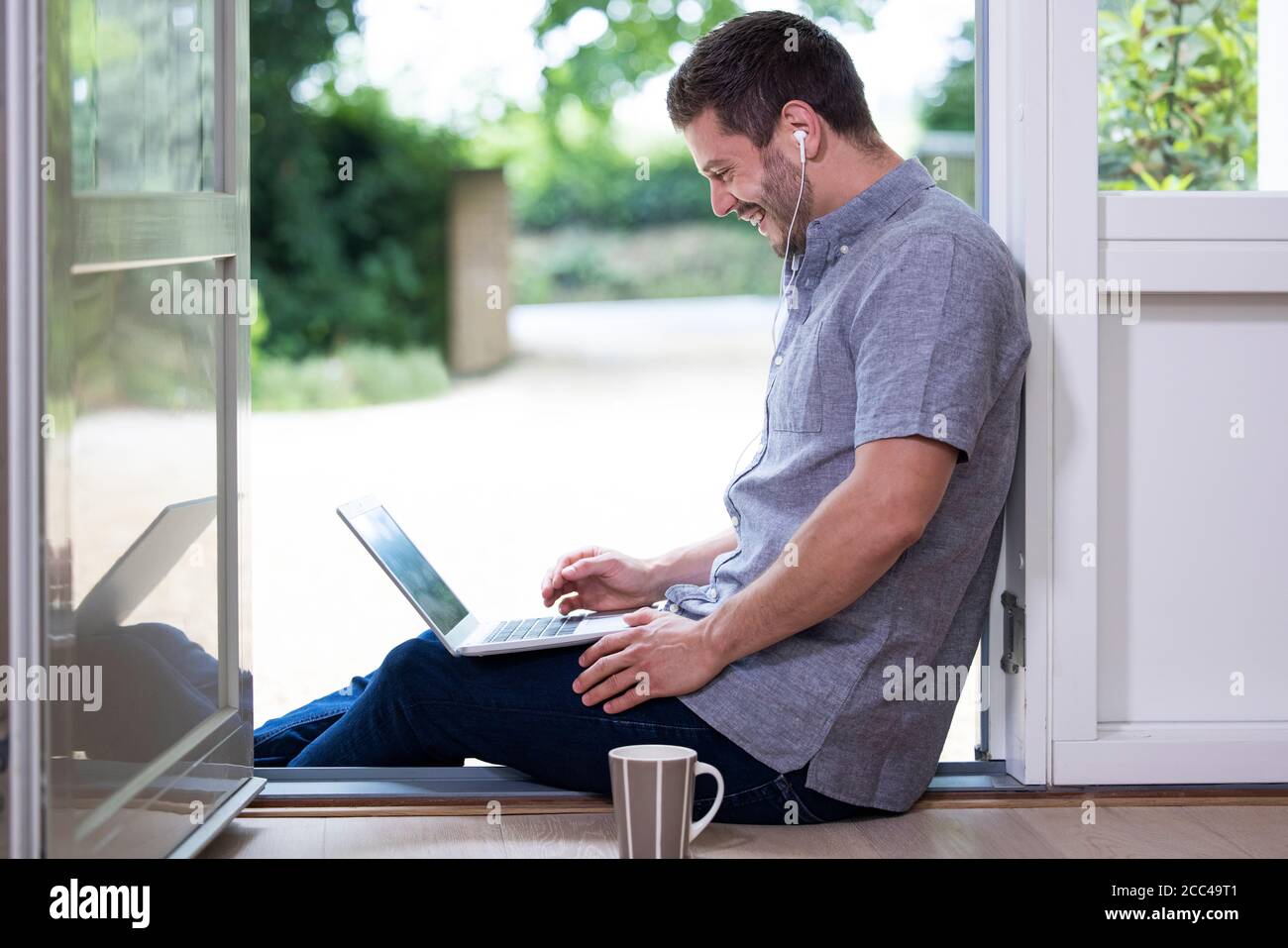 Homme d'affaires travaillant à domicile sur appel vidéo pendant le verrouillage en cas de pandémie Banque D'Images