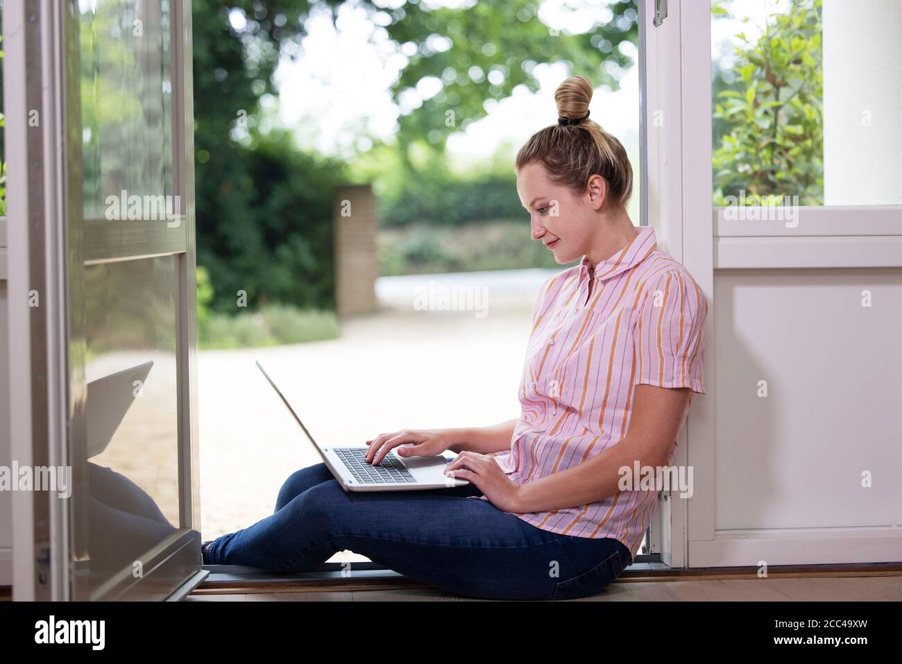 Femme d'affaires travaillant à domicile sur un ordinateur portable pendant un verrouillage en cas de pandémie Banque D'Images