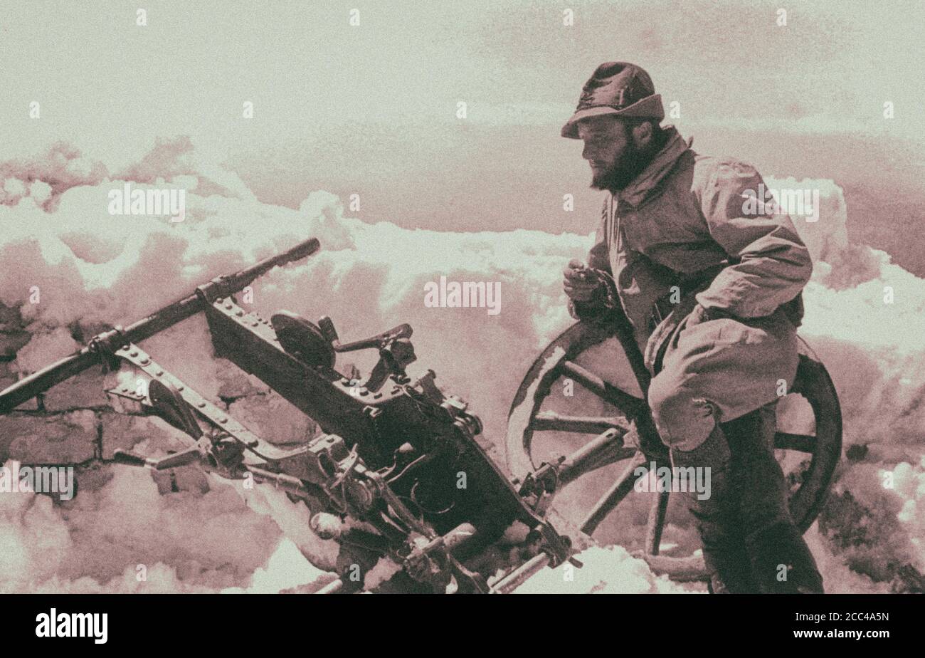 Le jeu de tir alpin italien (Alpini) repose sur la crête de Tomorri à côté du canon de montagne 75/13. Albanie. 1941 Banque D'Images