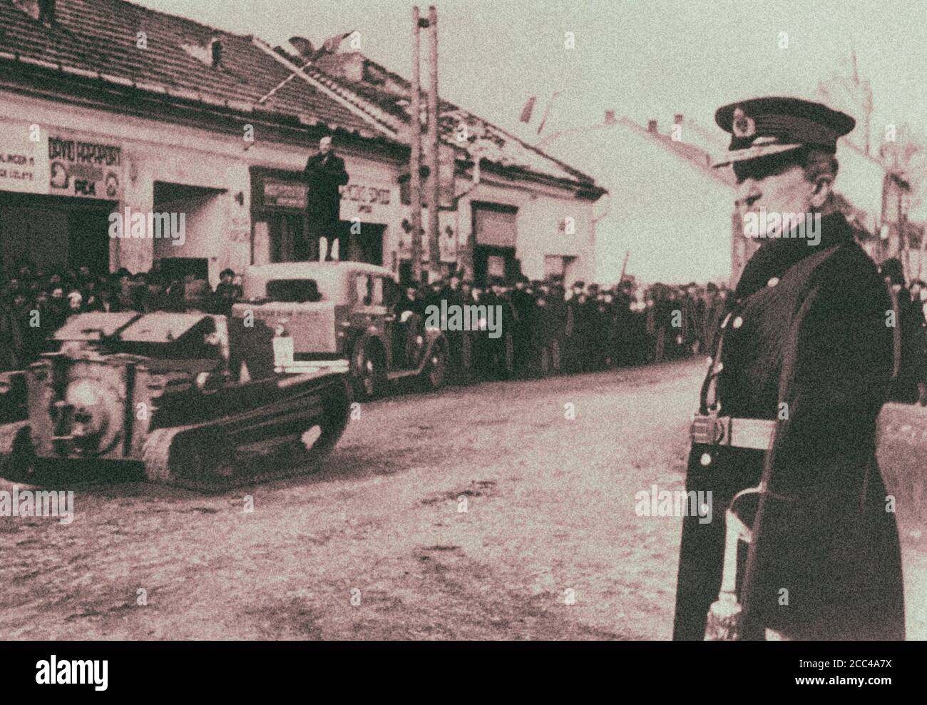 Régent du Royaume de Hongrie, le fidèle allié d'Adolf Hitler, l'amiral Miklos Horthy (1868-1957), prend la parade de la force blindée hongroise. Banque D'Images