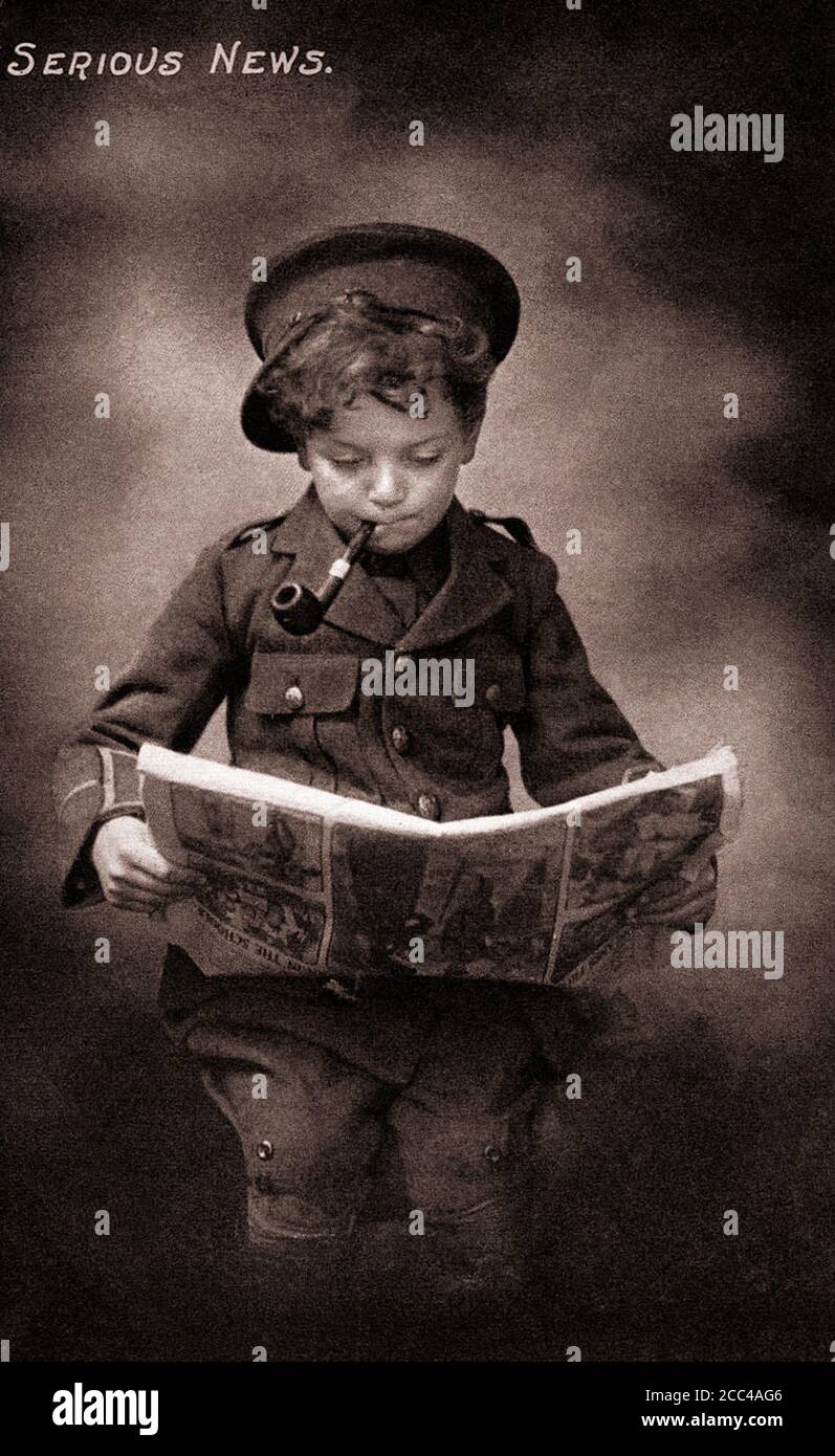 Humour carte postale de propagande britannique de la première Guerre mondiale. Jeune garçon en uniforme de l'armée britannique avec pipe fumeur lisant le journal. Banque D'Images