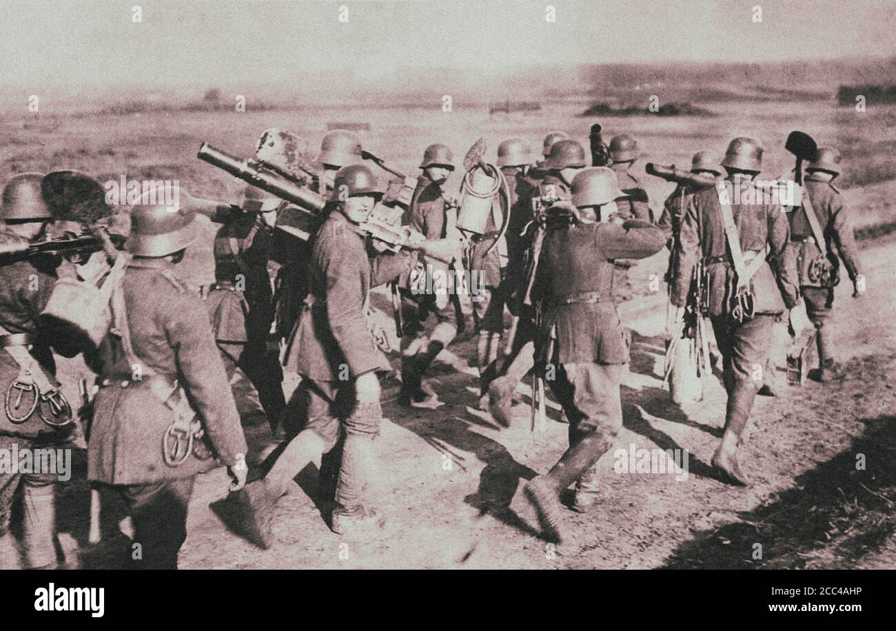 La guerre du ver I. bataille de la somme. Les troupes allemandes portent un équipement de tir Lewis. Banque D'Images