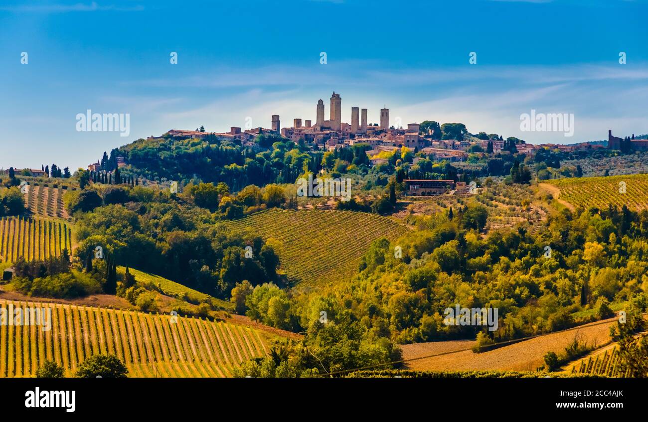 Magnifique vue panoramique sur la célèbre ville médiévale de San Gimignano avec ses superbes tours. Il est entouré par la campagne agricole,... Banque D'Images