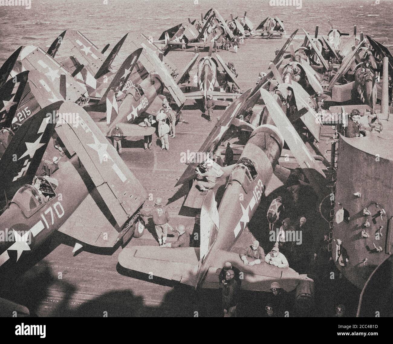 Maintenance aérienne d'American Vanght F4U-1 Corsair et Grumman F6F-5 Hellcat du groupe d'avions de l'Essex Porteur (CVG-83 Banque D'Images