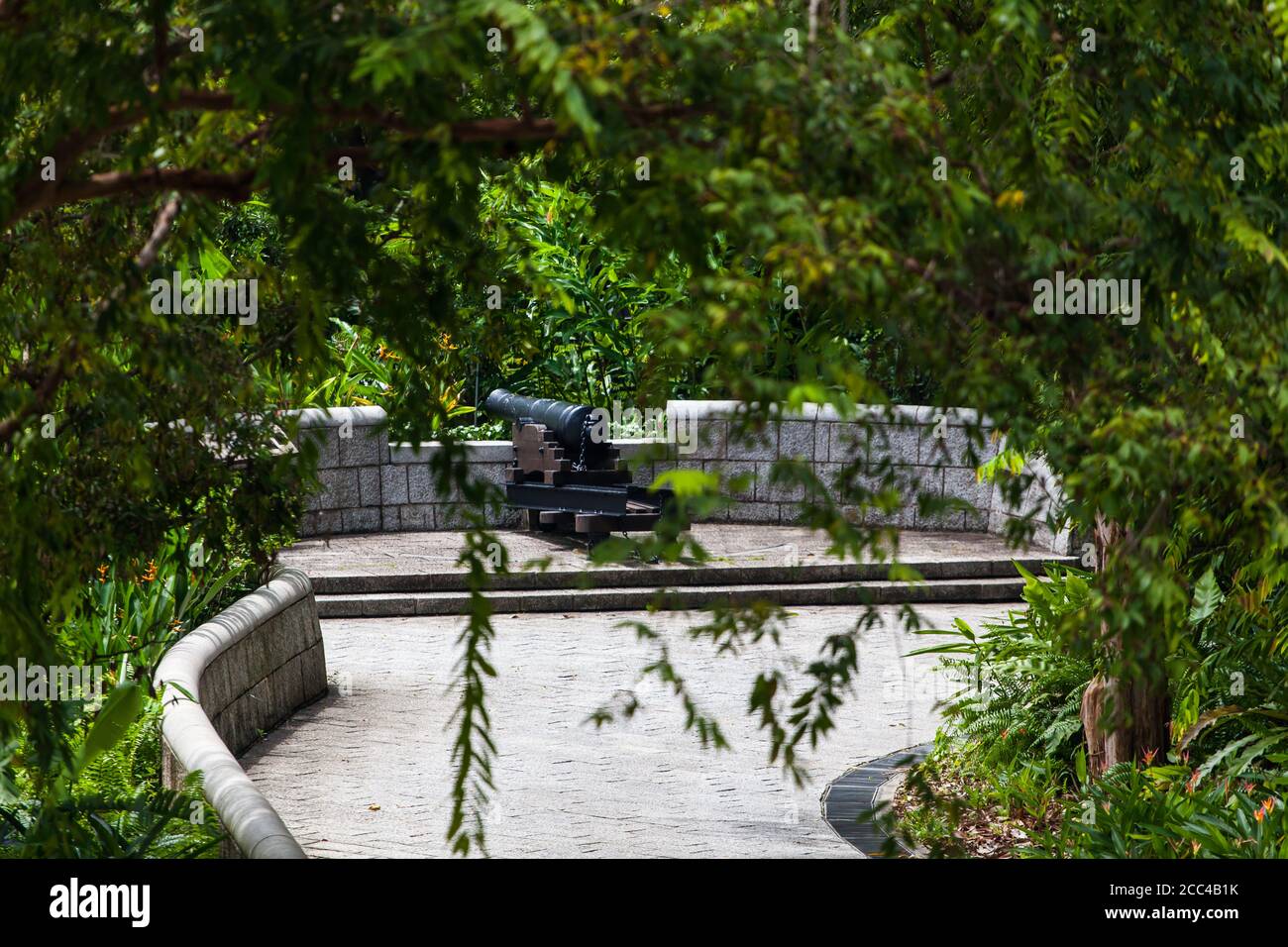 Exposition d'un canon sur Fort Canning Park, Singapour. Verdure arbres canopée sur le dessus. Banque D'Images