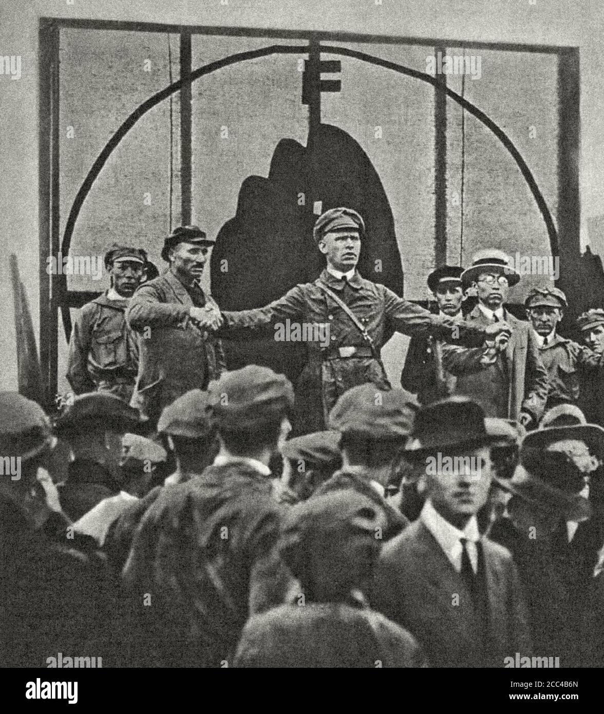 Ernst Thälmann prend la parole lors d'une réunion internationale à Hambourg en 1926. À sa gauche se trouve un marin soviétique, à sa droite un ouvrier chinois. Banque D'Images