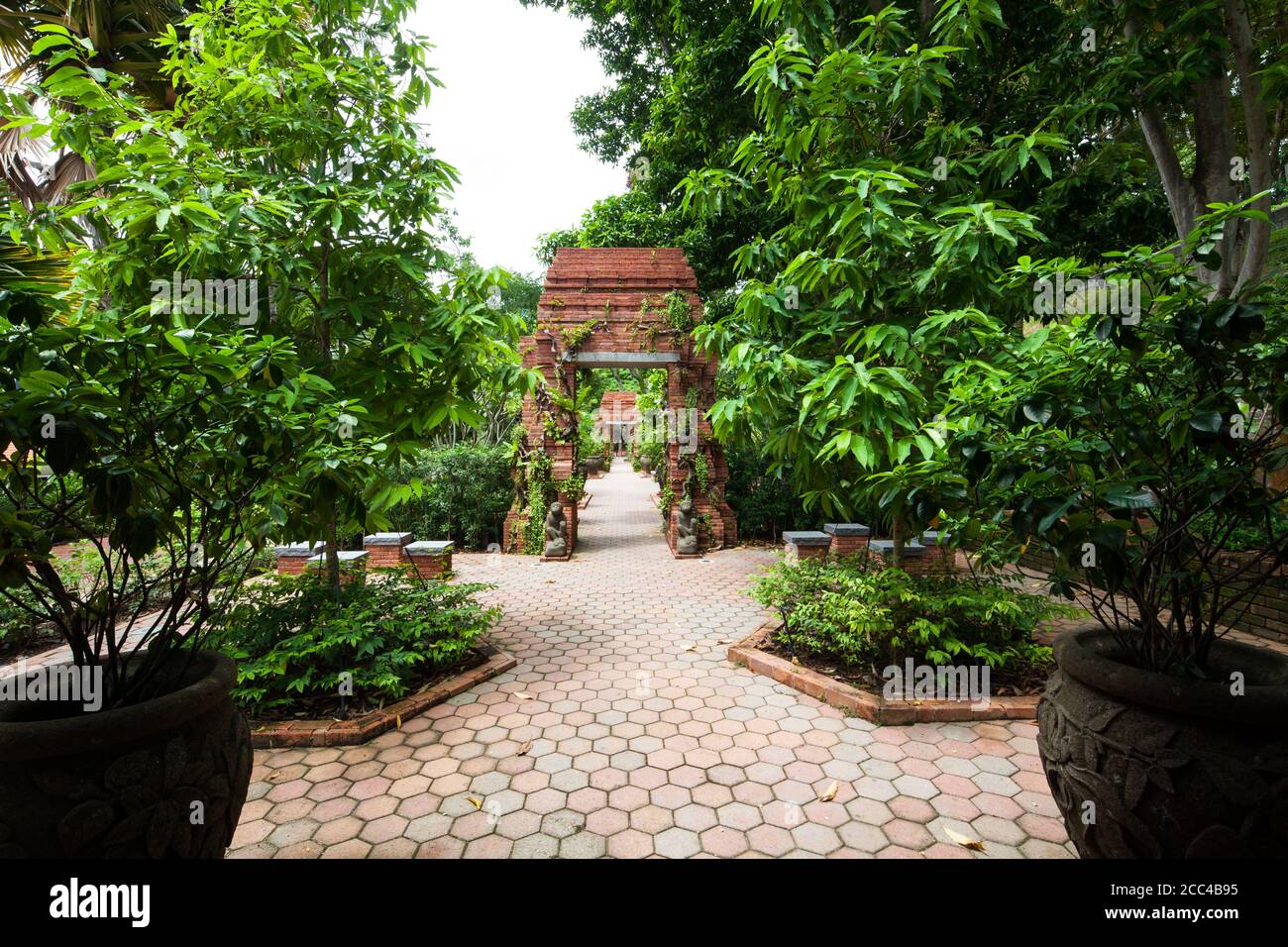 Explorez sang Nila Utama Garden au Fort Canning Park, Singapour. Bel aménagement paysager et décoration dans le parc extérieur. Rappelez-vous la culture d'humeur de Bali. Banque D'Images