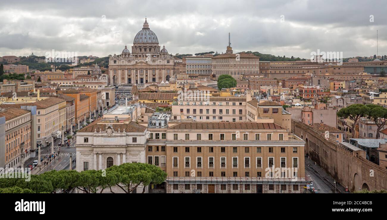 Paysage urbain de Rome avec le dôme de la basilique Saint-Pierre - état de religion Christianisme, Italie. Vue sur la basilique Saint-Pierre du Vatican Banque D'Images