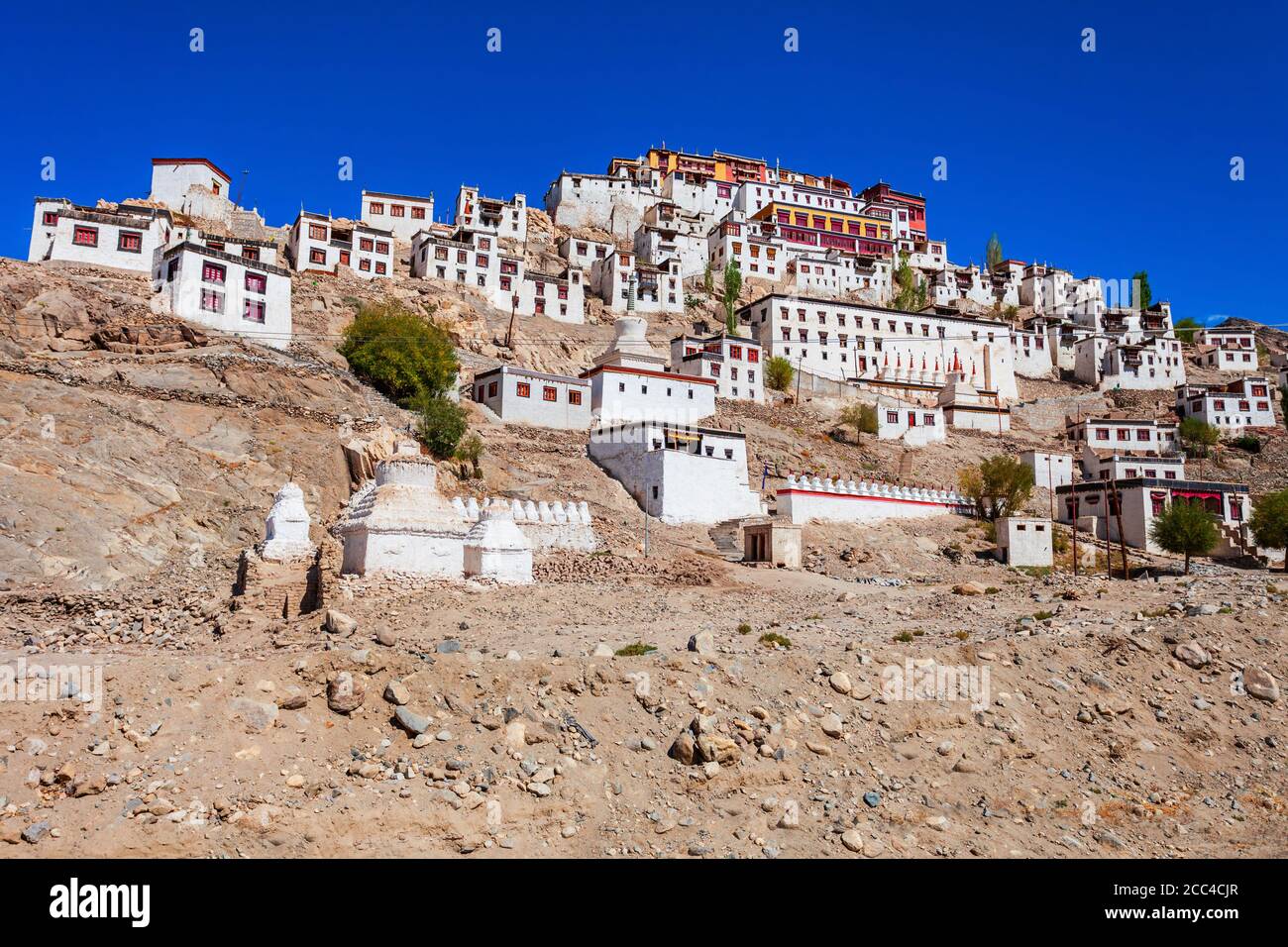 Le monastère Thikse Gompa ou Thiksey est un monastère bouddhiste tibétain à Thiksey, près de Leh, dans le Ladakh, dans le nord de l'Inde Banque D'Images