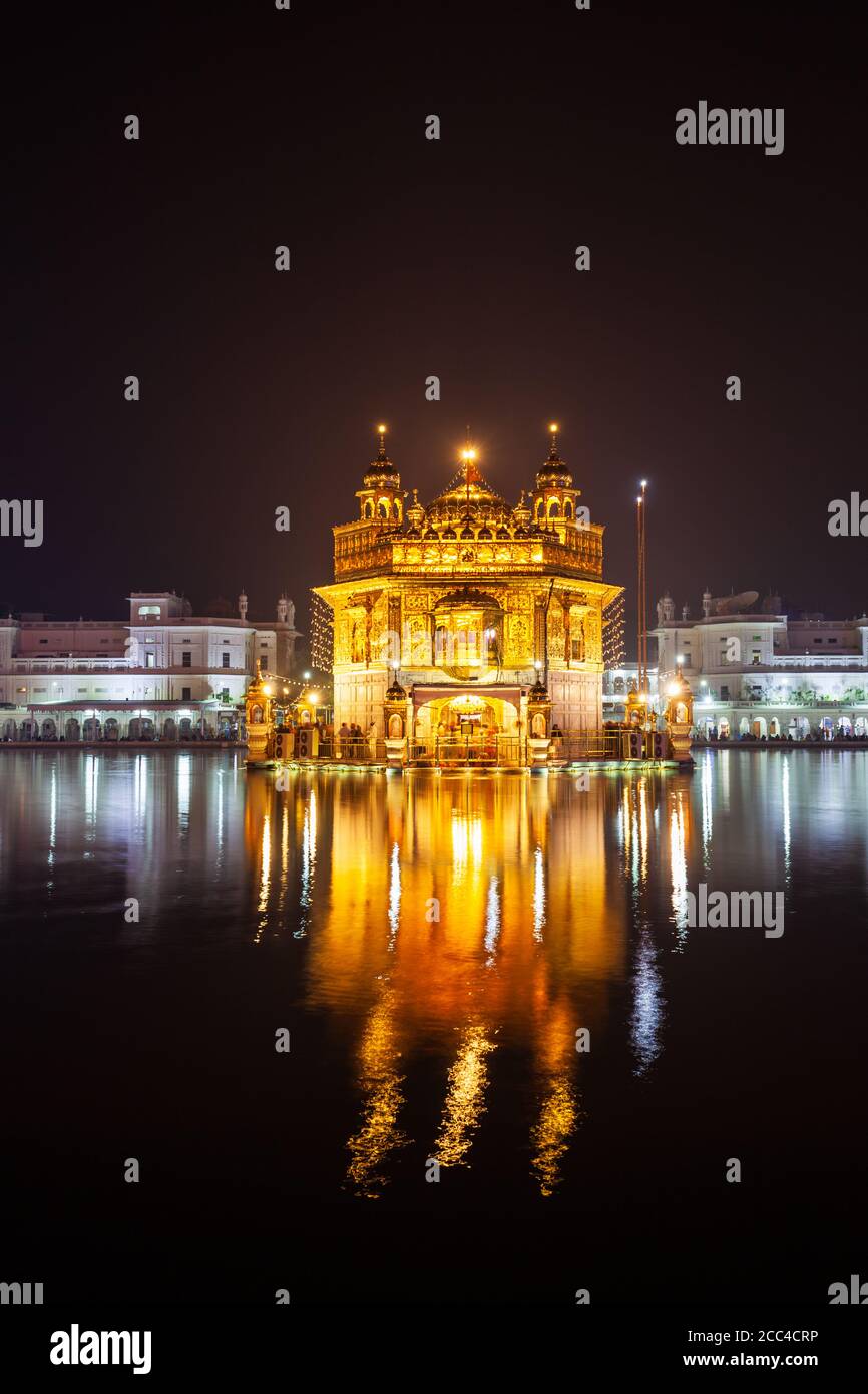 Temple d'Or ou Harmandir Sahib est un sikh Gurdwara dans la ville d'Amritsar, état du Punjab de nuit Banque D'Images