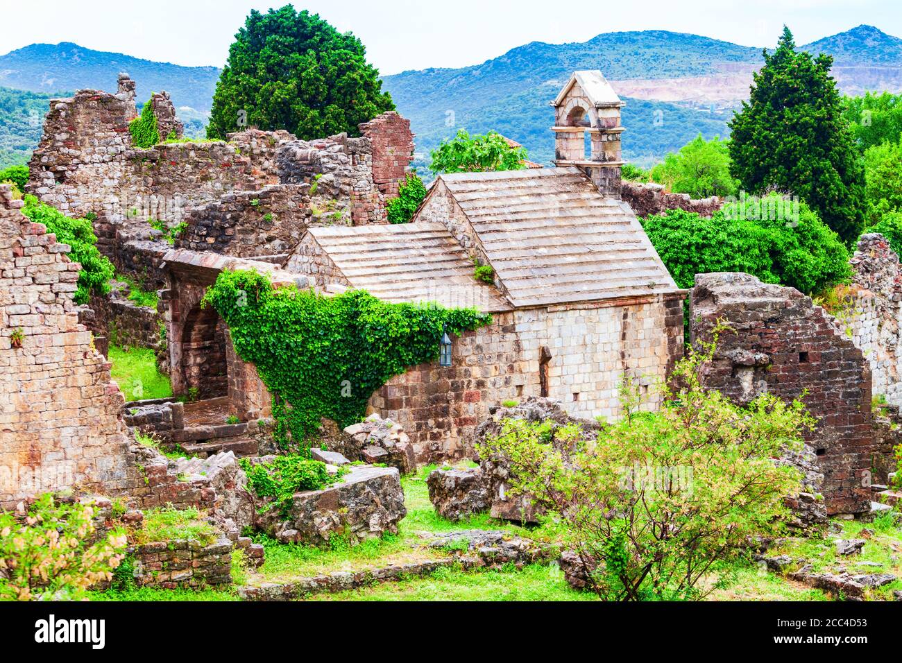 Ruines de l'église dans le Stari Grad Bar ou la vieille ville de Bar, une petite ville du Monténégro Banque D'Images