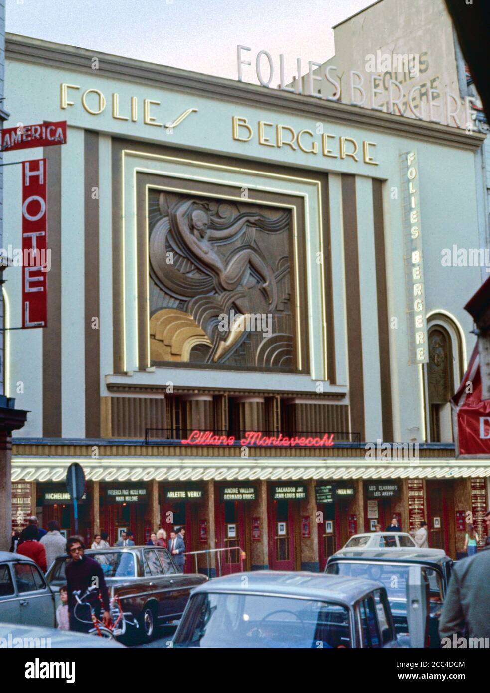 The Folies Bergère à Paris, conçu comme un opéra et ouvert en mai 1869 sous le nom de The Folies Trevise avec divertissement léger. Un lieu et un bâtiment emblématiques Banque D'Images