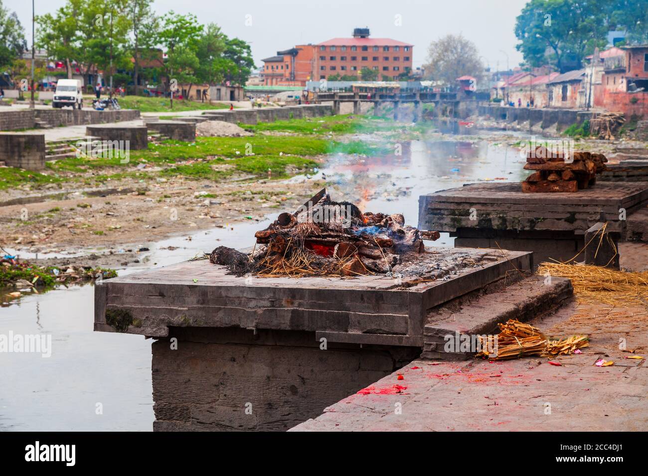 Rituel de crémation hindou aux ghats de la rivière Bagmati près du Complexe du temple de Pashupatinath dans la ville de Katmandou au Népal Banque D'Images