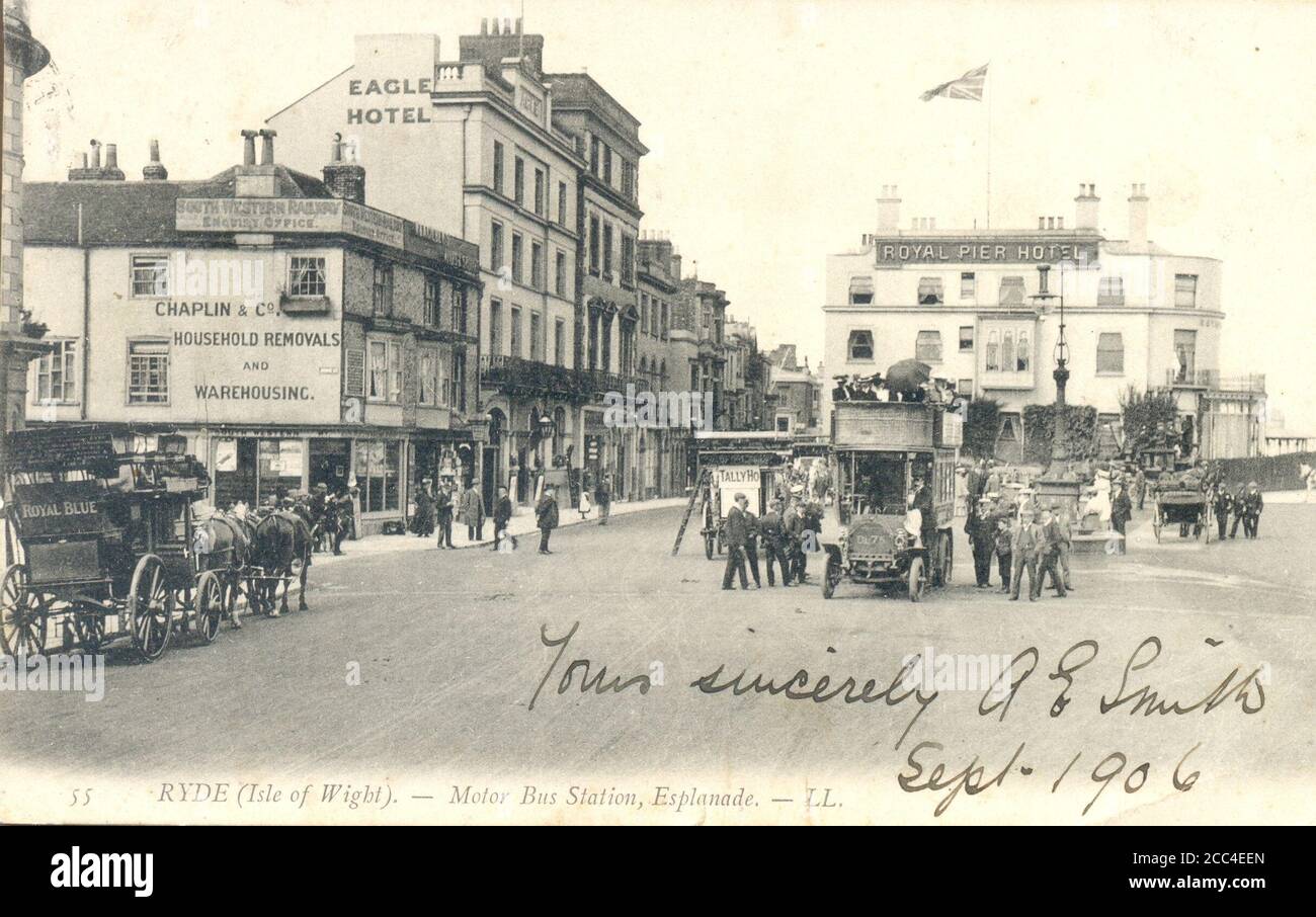 Rue animée de la gare routière de Ryde, île de Wight en date de 1906 Banque D'Images