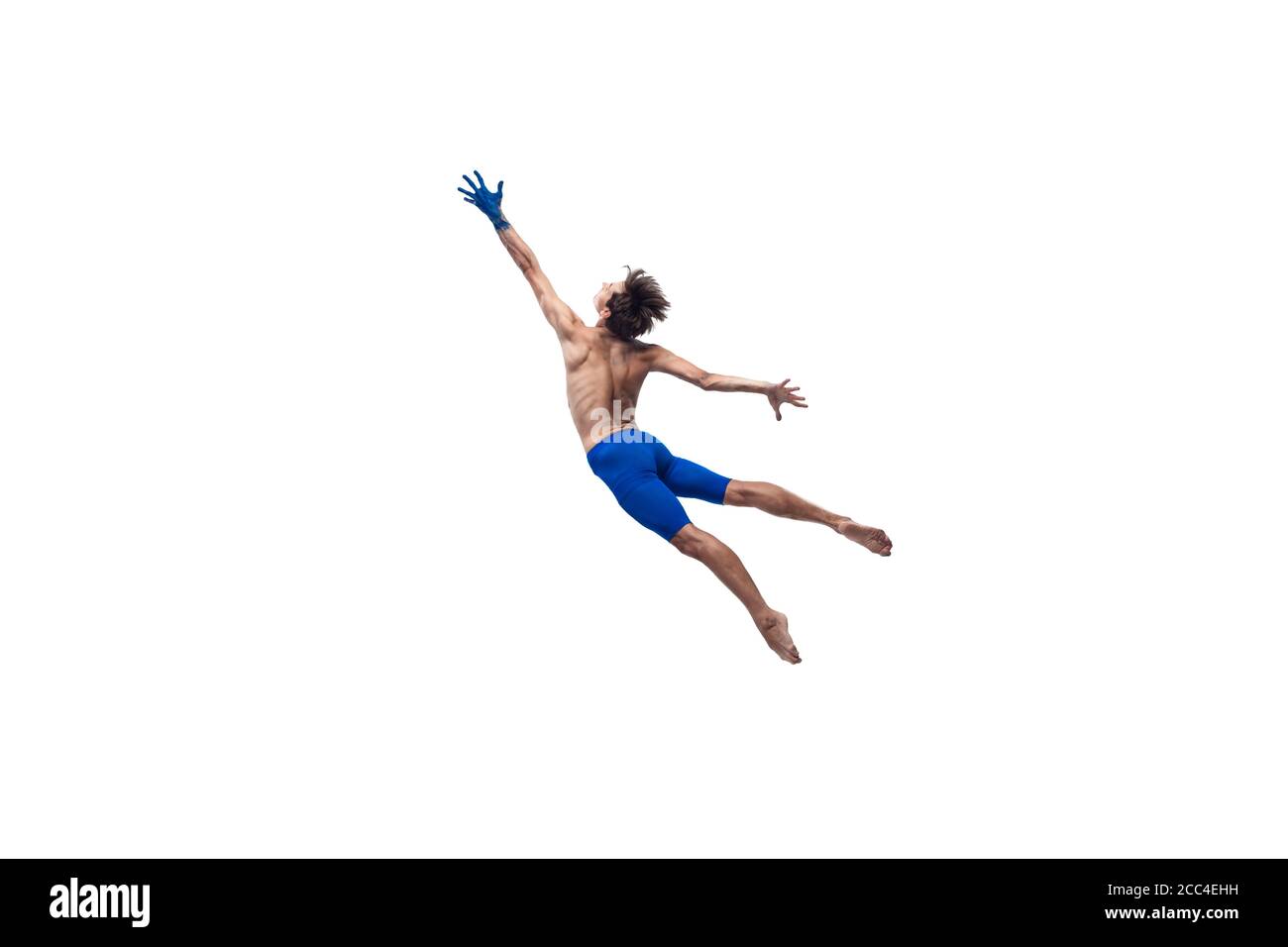 Pour le soleil. Danseuse de ballet moderne masculine, performance de contemplation artistique, combinaison bleue et blanche d'émotions. Flexibilité, grâce en mouvement, action sur fond blanc. Mode et beauté, concept d'art. Banque D'Images