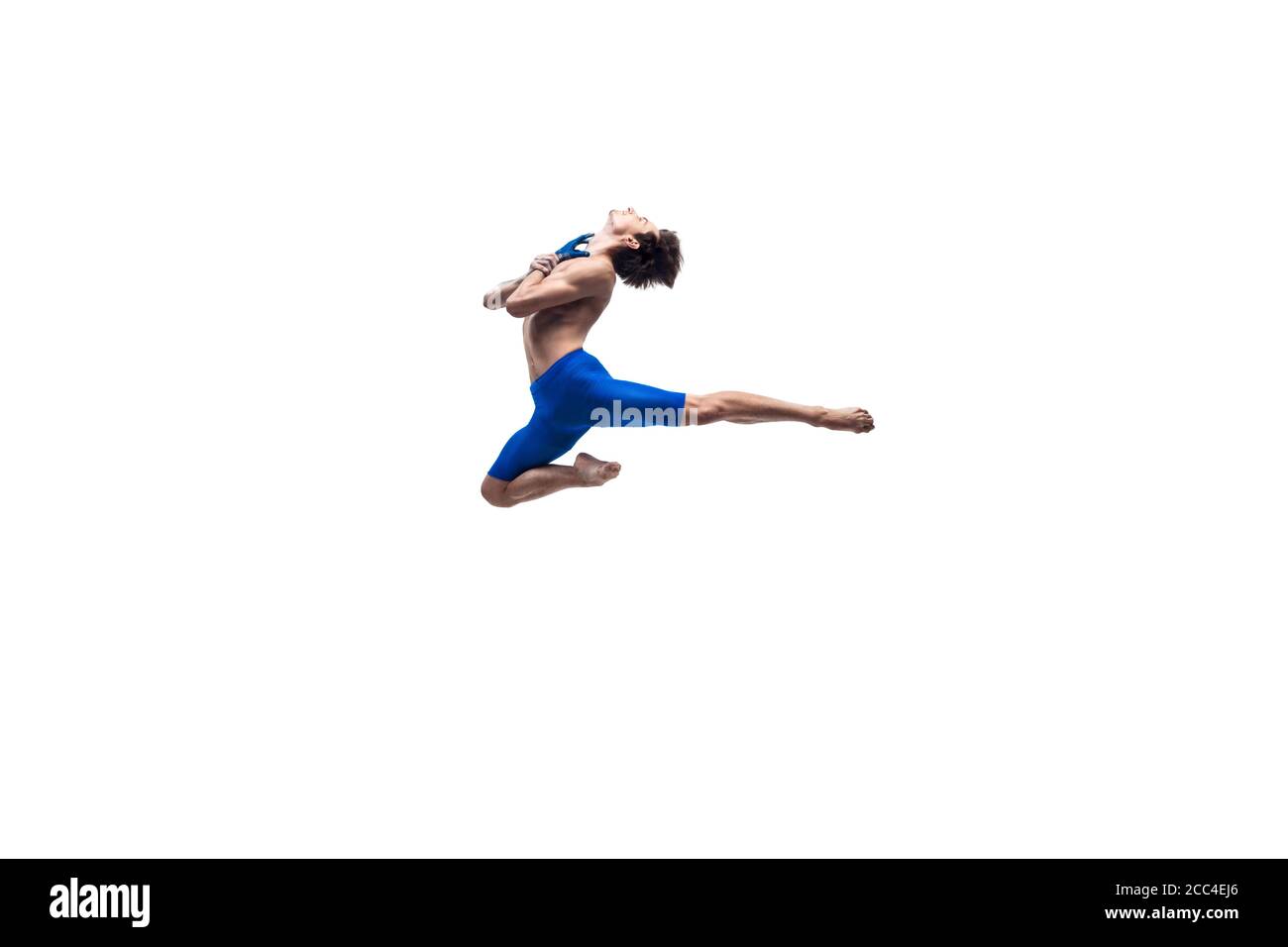 Flèche. Danseuse de ballet moderne masculine, performance de contemplation artistique, combinaison bleue et blanche d'émotions. Flexibilité, grâce en mouvement, action sur fond blanc. Mode et beauté, concept d'art. Banque D'Images