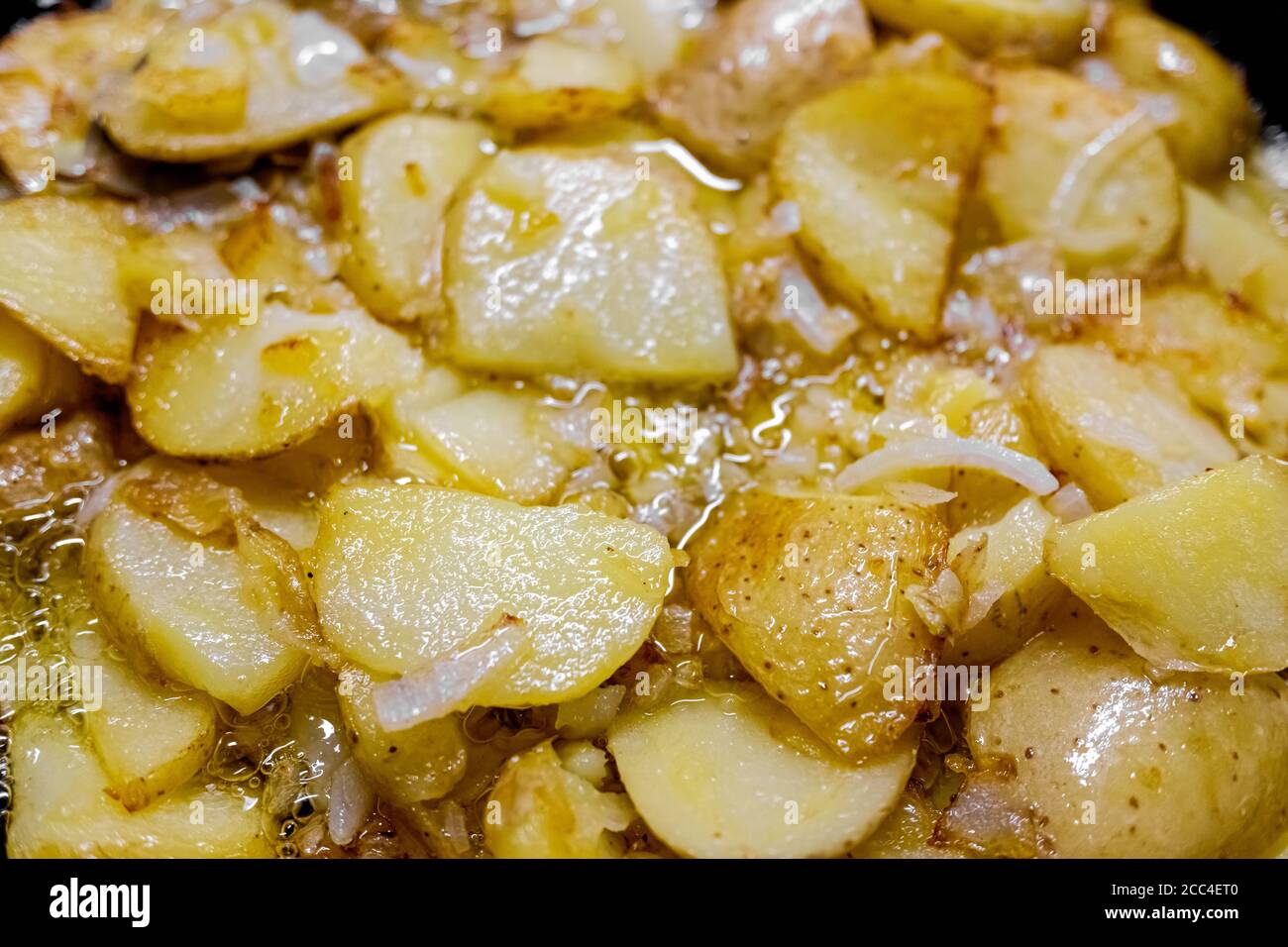 Plat espagnol typique à base de pommes de terre et d'ail, poêlé dans une casserole avec de l'huile d'olive, vu d'en haut Banque D'Images