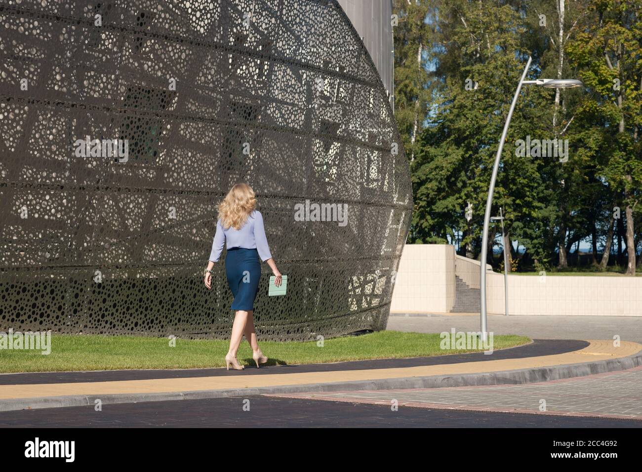 Femme d'affaires dans une jupe en bas de la rue, vue arrière Photo Stock -  Alamy