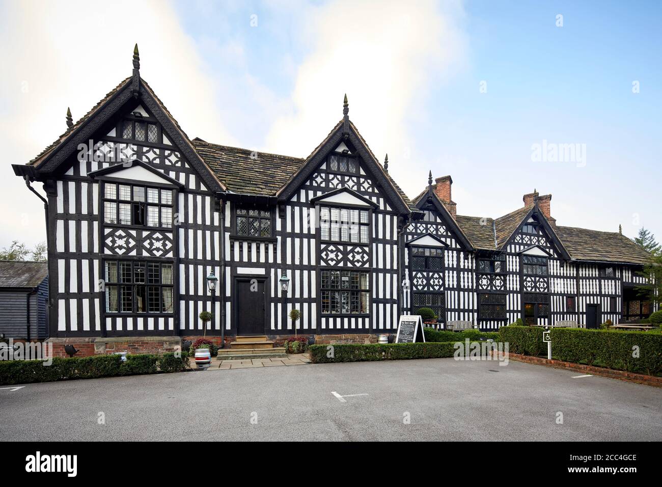 Bâtiment classé de catégorie I de Tudor à pans de bois noir et blanc de Sandbach Hôtel Old Hall sur High Street Banque D'Images