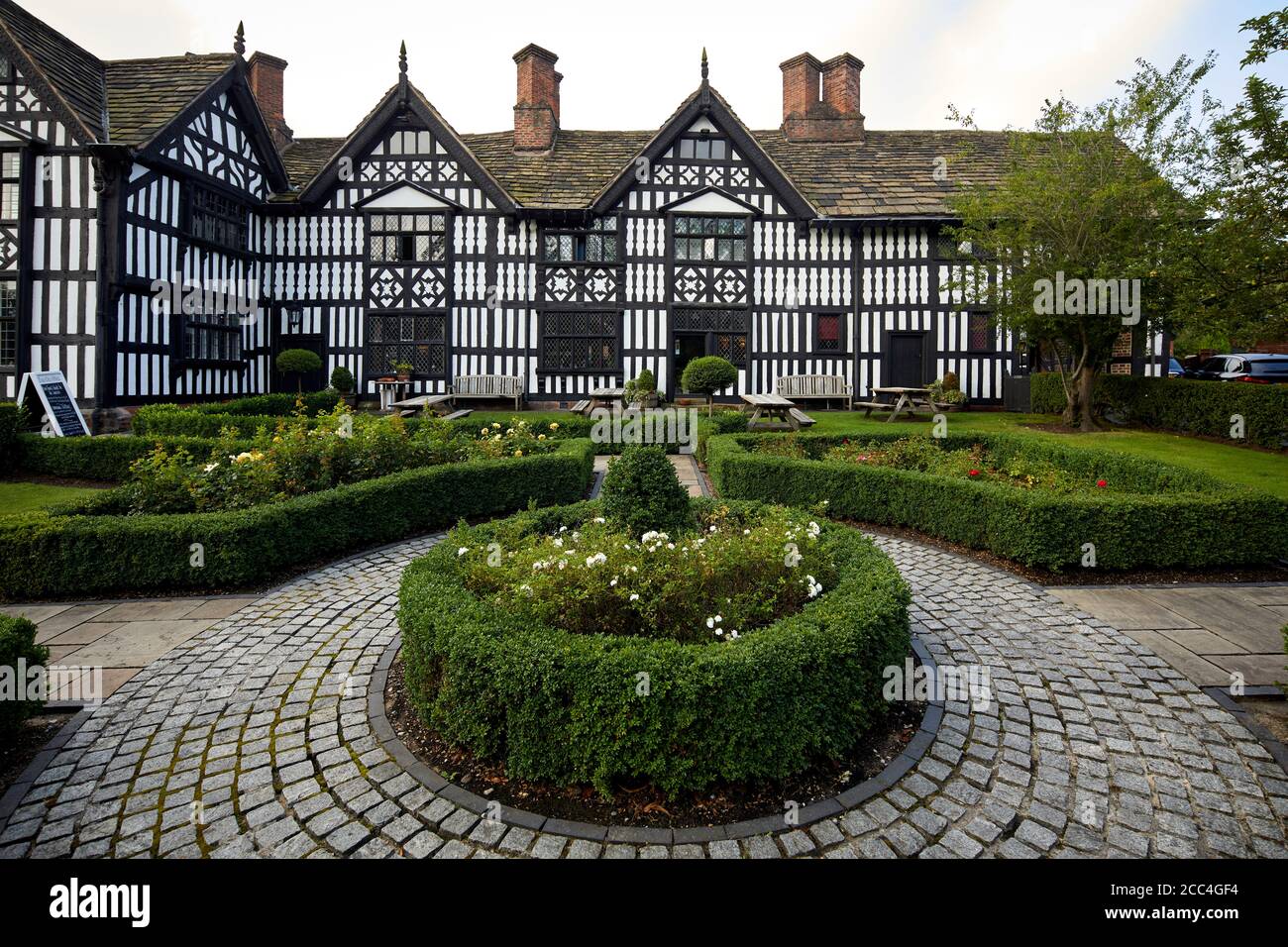 Bâtiment classé de catégorie I de Tudor à pans de bois noir et blanc de Sandbach Hôtel Old Hall sur High Street Banque D'Images