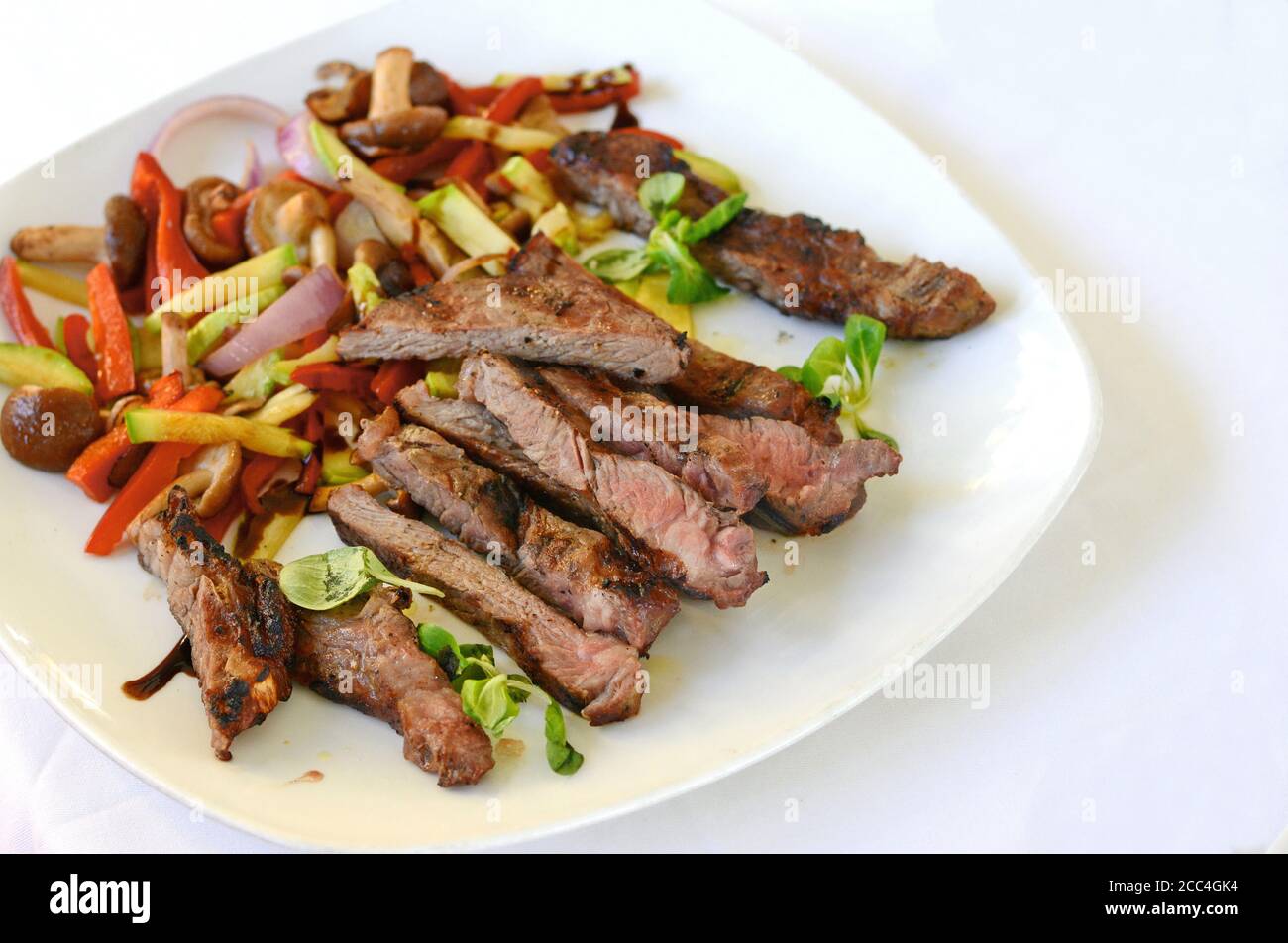 Steak de bœuf rôti moyen avec une sauce aux truffes. Steak grillé avec pommes de terre tard. Banque D'Images