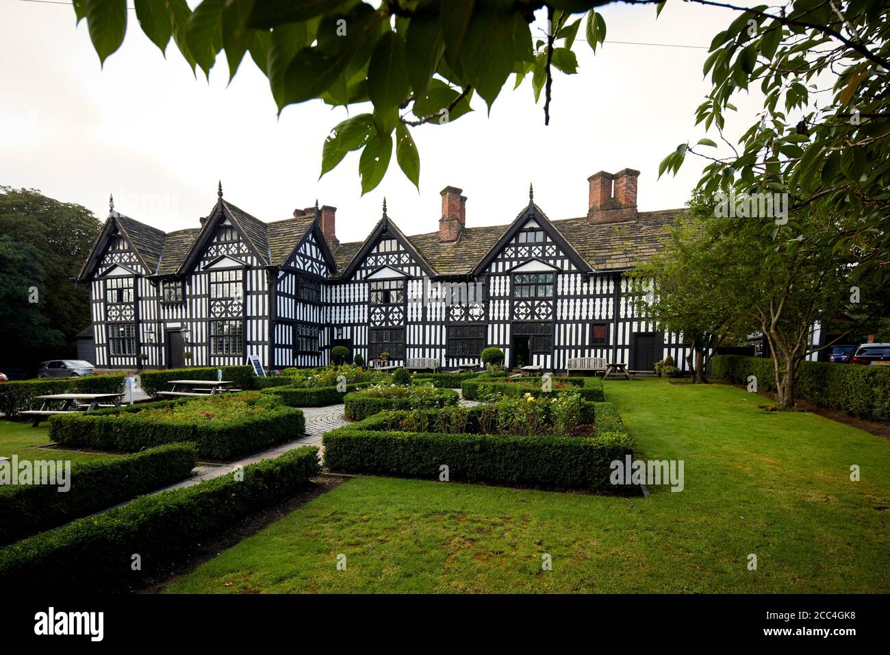 Bâtiment classé de catégorie I de Tudor à pans de bois noir et blanc de Sandbach Hôtel Old Hall sur High Street Banque D'Images