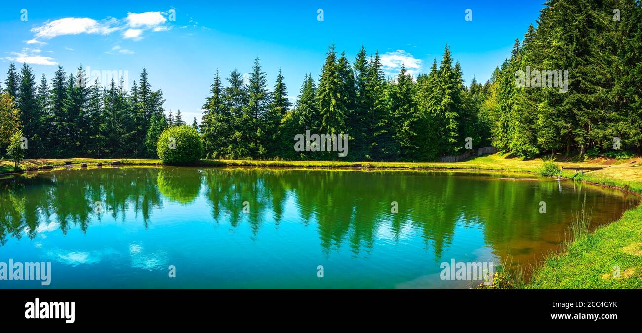 Lac de montagne dans le parc naturel d'Orecchiella à Garfagnana. Appennino Toscano. Toscane, Italie. Europe Banque D'Images