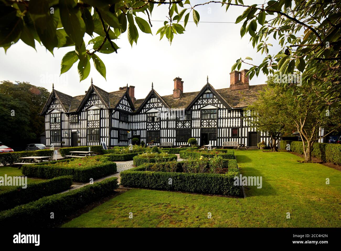 Bâtiment classé de catégorie I de Tudor à pans de bois noir et blanc de Sandbach Hôtel Old Hall sur High Street Banque D'Images