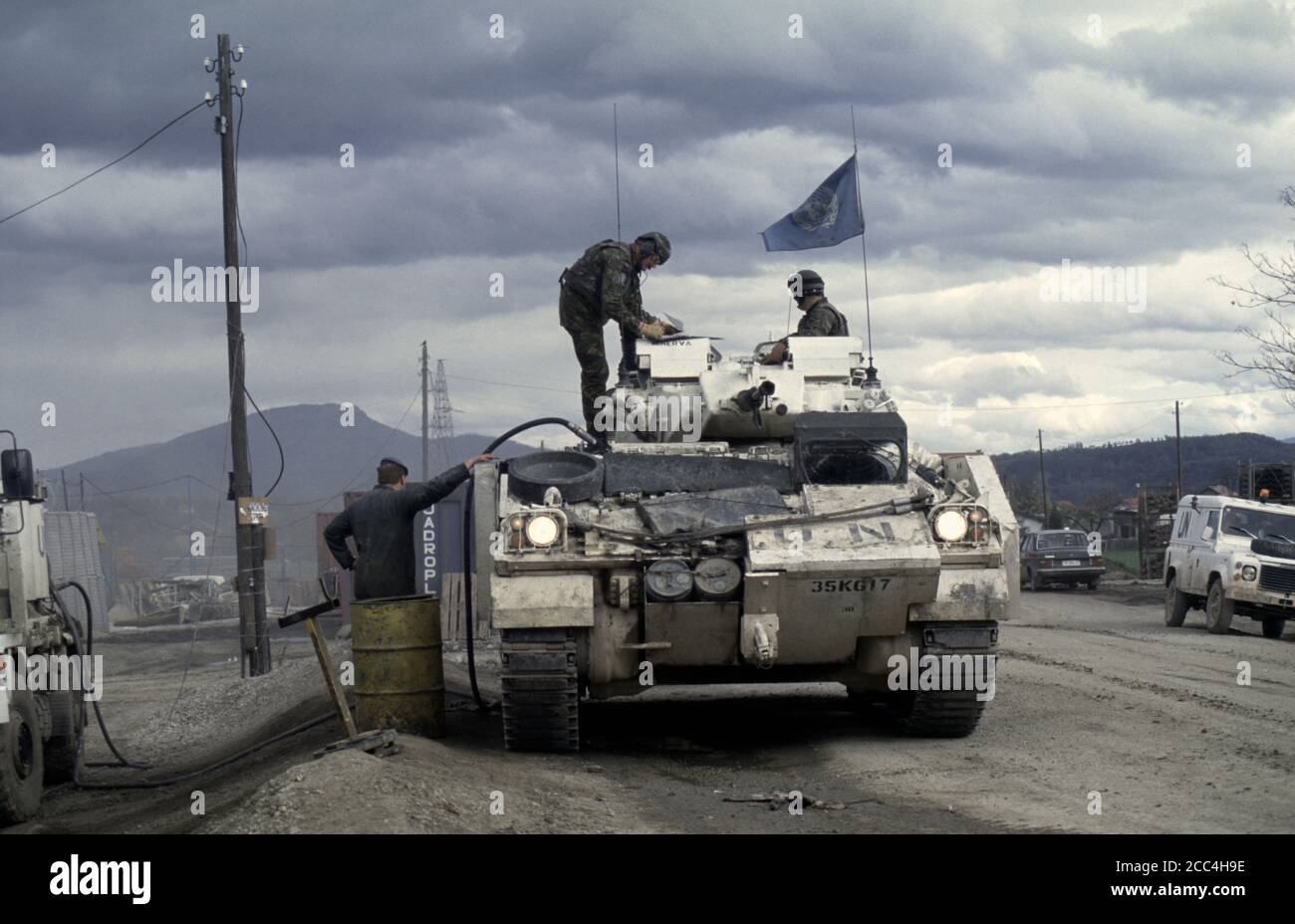 18 avril 1994 pendant la guerre en Bosnie : un MCV militaire britannique des Coldstream Guards est ravitaillé en carburant à 'ME', en périphérie de Vitez. Banque D'Images