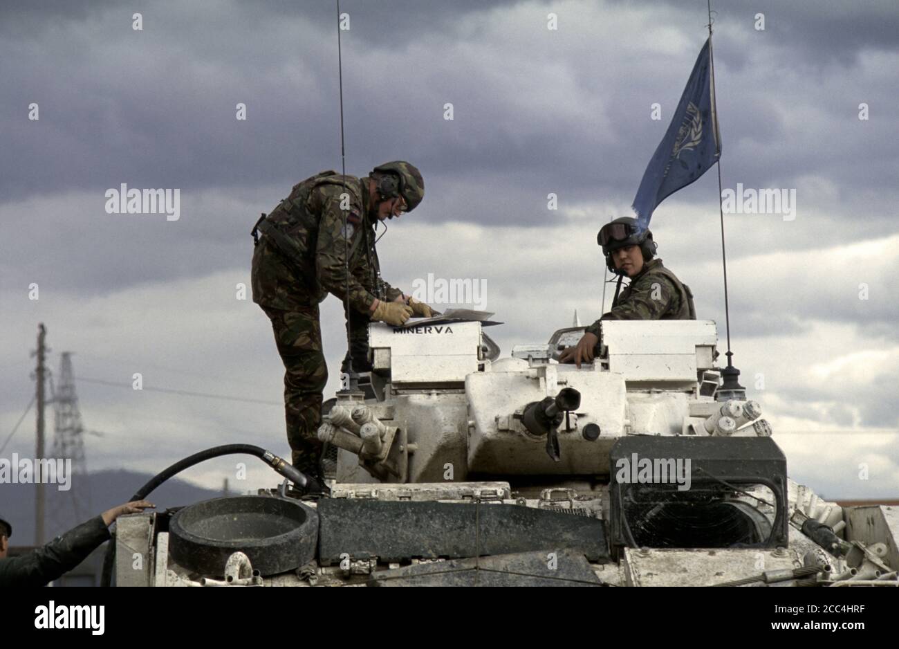 18 avril 1994 pendant la guerre en Bosnie : un MCV militaire britannique des Coldstream Guards est ravitaillé en carburant à 'ME', en périphérie de Vitez. Banque D'Images