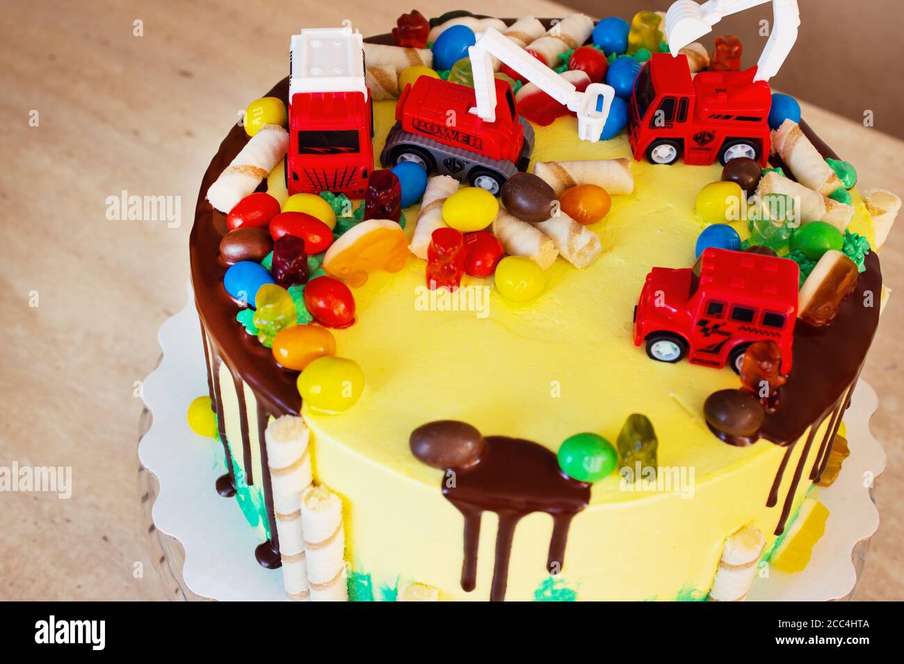 Gâteau d'anniversaire coloré pour enfants décoré de petites voitures Banque D'Images