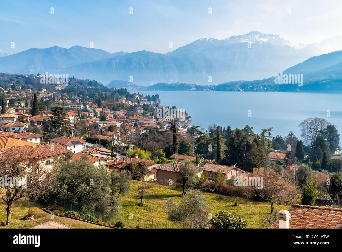 Vue panoramique sur le lac de Côme et le village de Tremezzo avec une légère brume sur le fond, l'Italie Banque D'Images