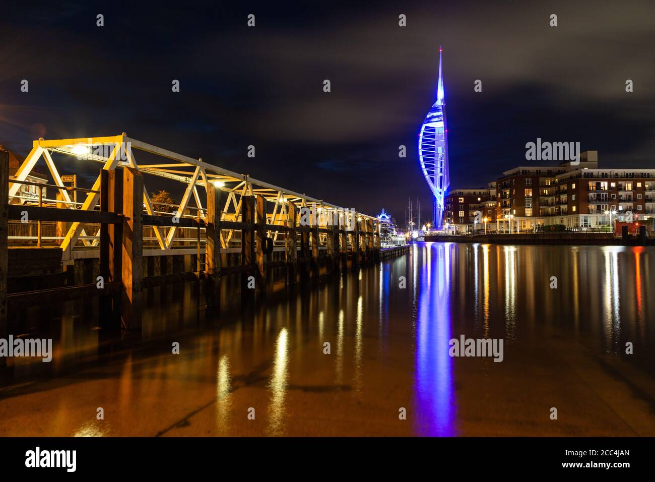 La tour spinnaker de gunwharf s'illumine la nuit Prise de l'ancien Portsmouth Royaume-Uni Banque D'Images