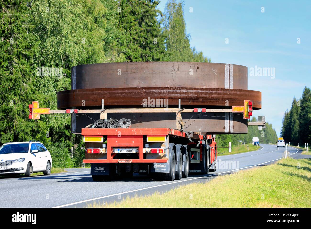 Circulation de l'autre direction donnant la voie à 7,1 mètres de large de transport de charge en semi-remorque de Janhunen. Vue arrière. Urjala, Finlande. 14 août 2020. Banque D'Images