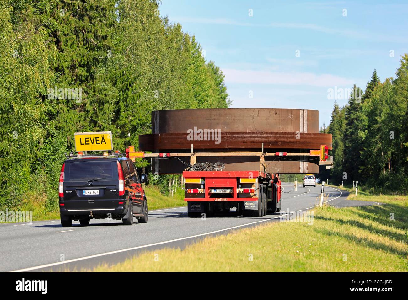 Transport de charges surdimensionnées de 7,1 mètres de large tiré par la semi-remorque Scania de Janhunen et assisté de 3 véhicules pilotes. Urjala, Finlande. 14 août 2020. Banque D'Images Transport de charges surdimensionnées de 7,1 mètres de large tiré par la semi-remorque Scania de Janhunen et assisté de 3 véhicules pilotes. Urjala, Finlande. 14 août 2020. Banque D'Images
